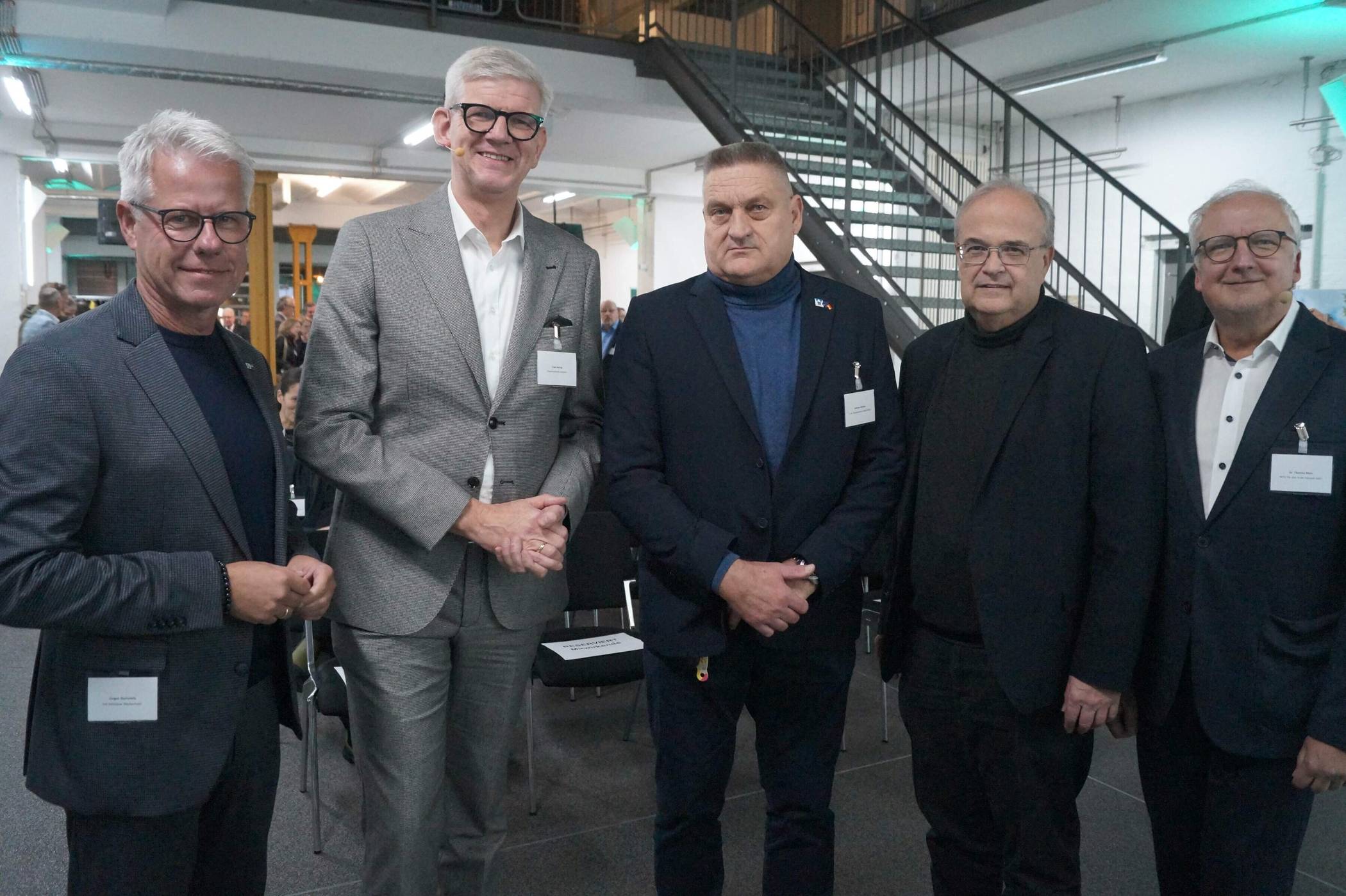 Nach der Begrüßung durch Andreas Winkler (M.), zweiter stellvertretender Bürgermeister der Stadt Willich, informierten und diskutierten IHK-Hauptgeschäftsführer Jürgen Steinmetz, „ecopark“-Geschäftsführer Uwe Haring und WFG-Geschäftsführer Dr. Thomas Jablonksi (v.l.) auf dem Podium. Moderiert wurde der Abend von Prof. Dr. Thomas Merz.  