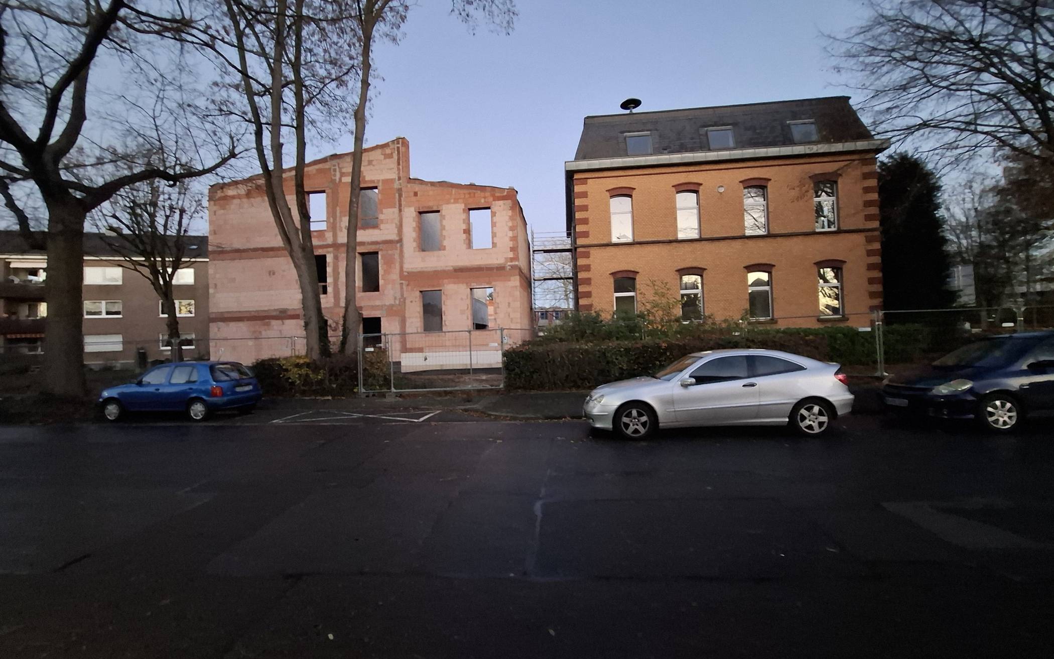 Links der Rohbau der Rathauserweiterung, rechts das alte...