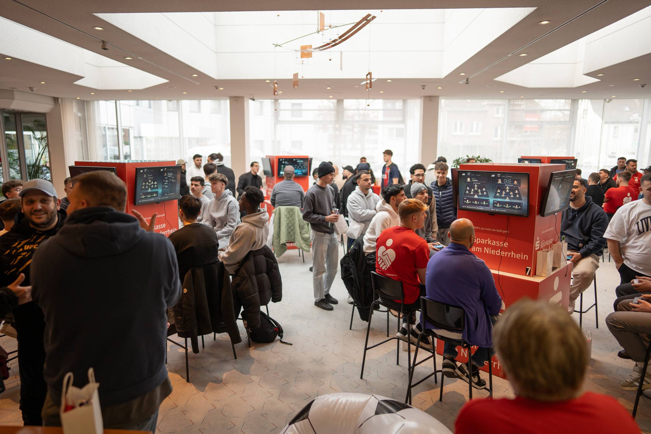 Erstmals richtete die Sparkasse am Niederrhein ein Fußball-eSport-Turnier aus. Rund 70 Teilnehmer waren in die Kundenhalle am Ostring gekommen.
