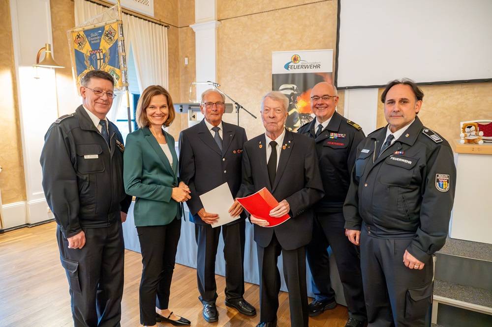  Alfred Schmölders, Ehrenvorsitzender des Stadtfeuerwehrverbandes (3. v. r.), bei der Verleihung der Silbernen-Ehrennadel. Alfred Schmölders ist im Alter von 87 Jahren verstorben. 