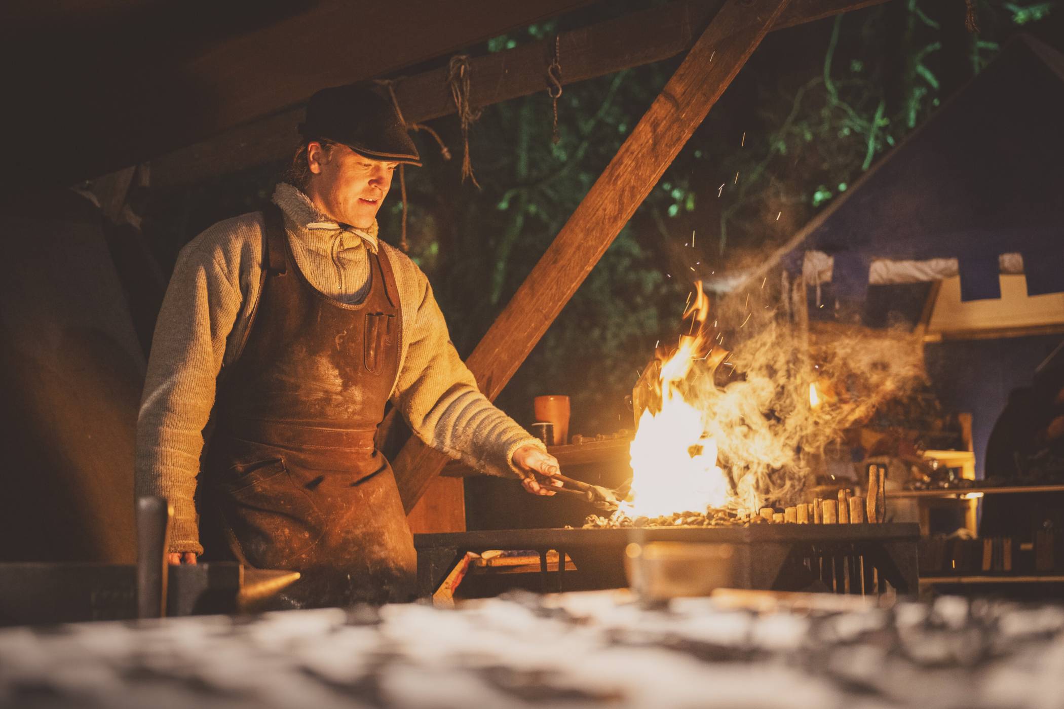  Moerser Weihnachtsmarkt trifft Mittelalter: Vom 27. bis zum 30. November gastiert ein mittelalterlicher Markt mit verschiedenen Ständen und abwechslungsreichem Unterhaltungsprogramm auf dem Schlossplatz. 