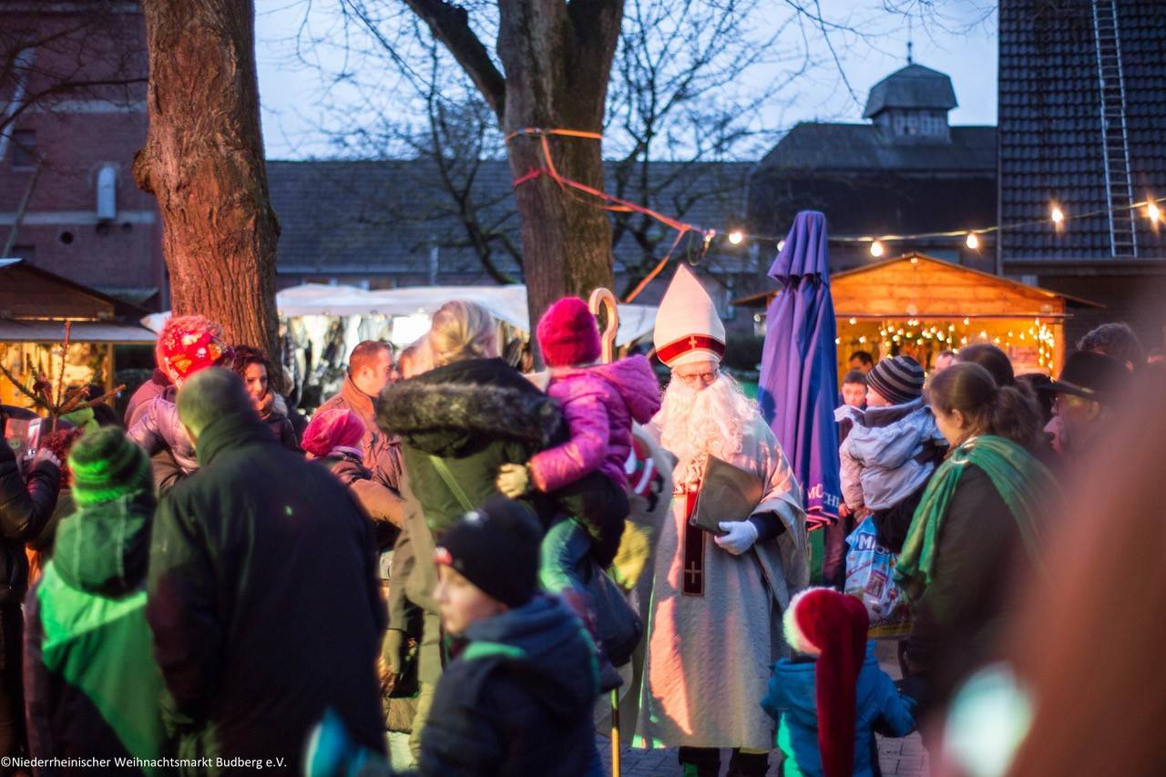  . Am Sonntagnachmittag kommt wieder der Nikolaus mit seinen Gaben. 