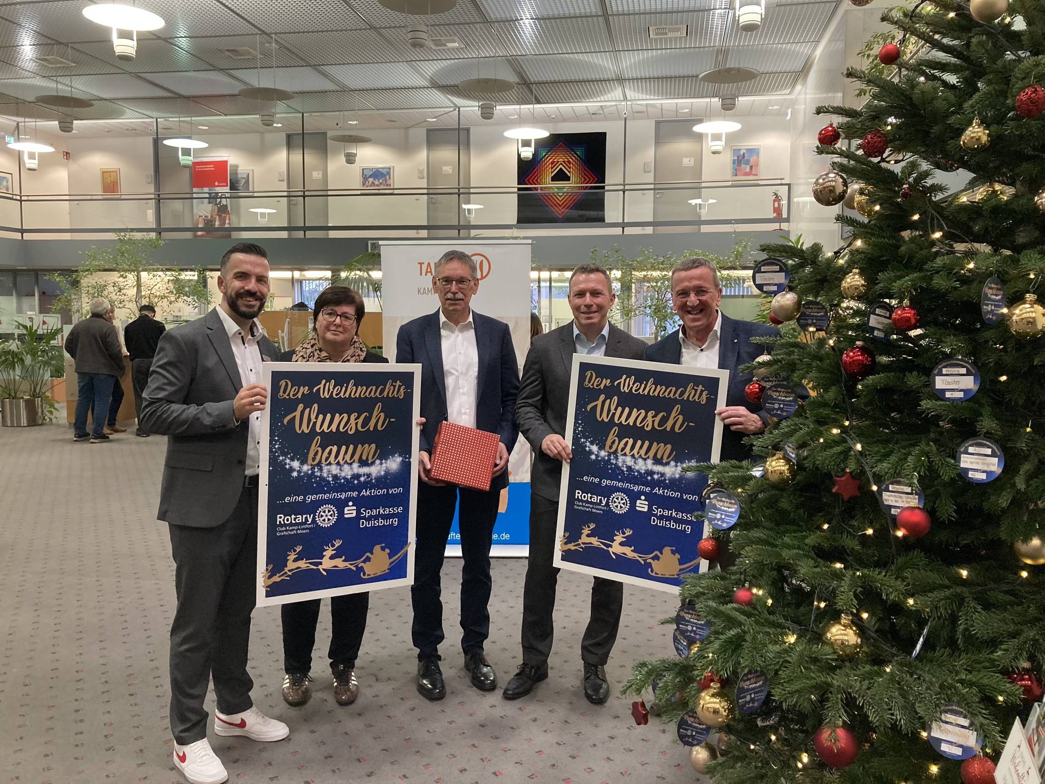  Die Sparkasse Duisburg und der Rotary Club Kamp-Lintfort/Grafschaft Moers haben sich zusammengetan und lassen bedürftigen älteren Menschen Geschenke zukommen. 