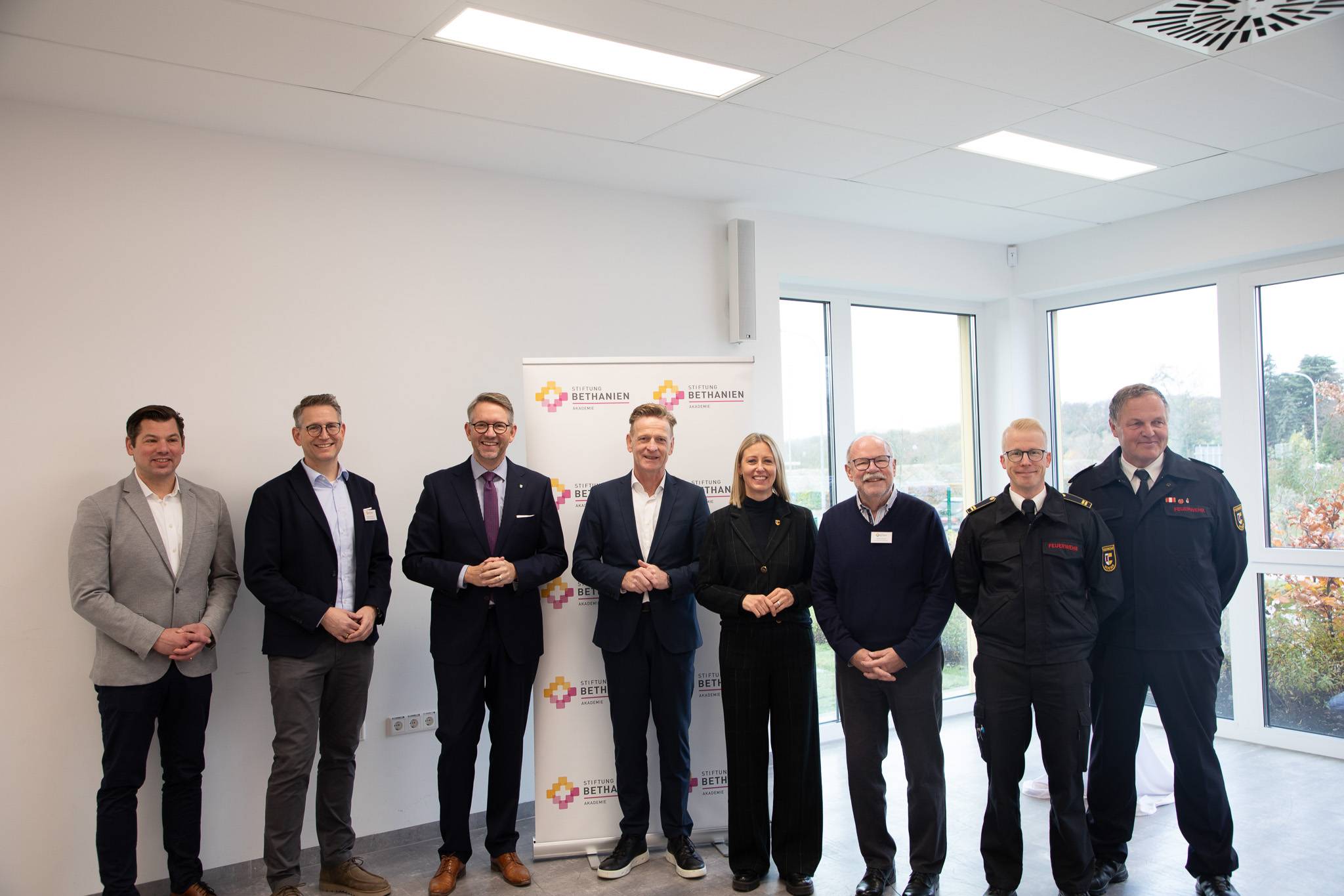  Stellten die Pläne vor (v.l.): Vorstandsvorsitzender DRK-Kreisverband Niederrhein Andreas Bußmann, Leiter Bethanien Akademie Moers Markus Schroller, Landrat Kreis Wesel Ingo Brohl, Vorstand der Stiftung Dr. Ralf Engels, Bürgermeisterin Stadt Moers Julia Zupancic, Stiftungsratsvorsitzender Stiftung Bethanien Moers Otfried Kinzel sowie für die Feuerwehr Moers Tobias Wissen und Andre Gesthuysen. 