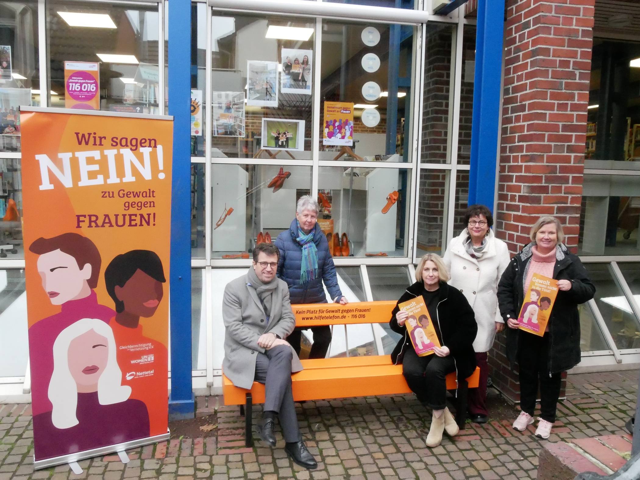  Bürgermeister Christian Küsters, Renate Dyck (Vorsitzende Ausschuss für Kultur- und Städtepartnerschaften), Vera Gäbler (Ortsvorsteherin Breyell), Monika Ioannidis (Gleichstellungsbeauftragte Stadt Nettetal) Iris Schulz (Leiterin Stadtbücherei Nettetal). Foto: Stadt Nettetal 