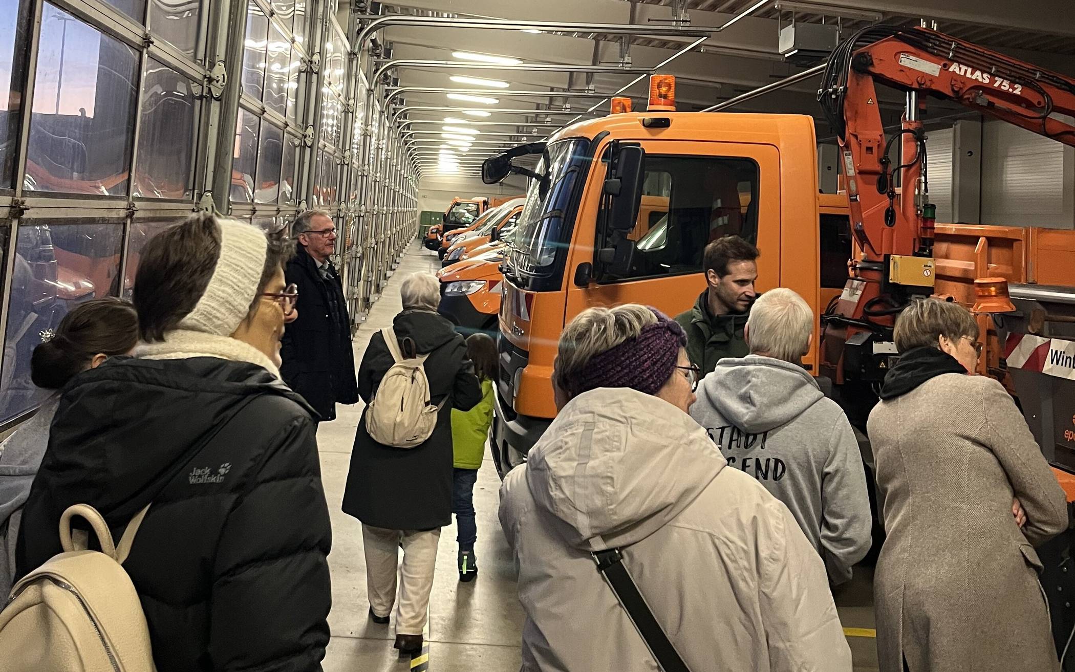 Bei der Führung durch den Baubetriebshof erläuterte Sebastian Ophey (3.v.r.) auch die Fahrzeugflotte und ihre Einsatzgebiete.