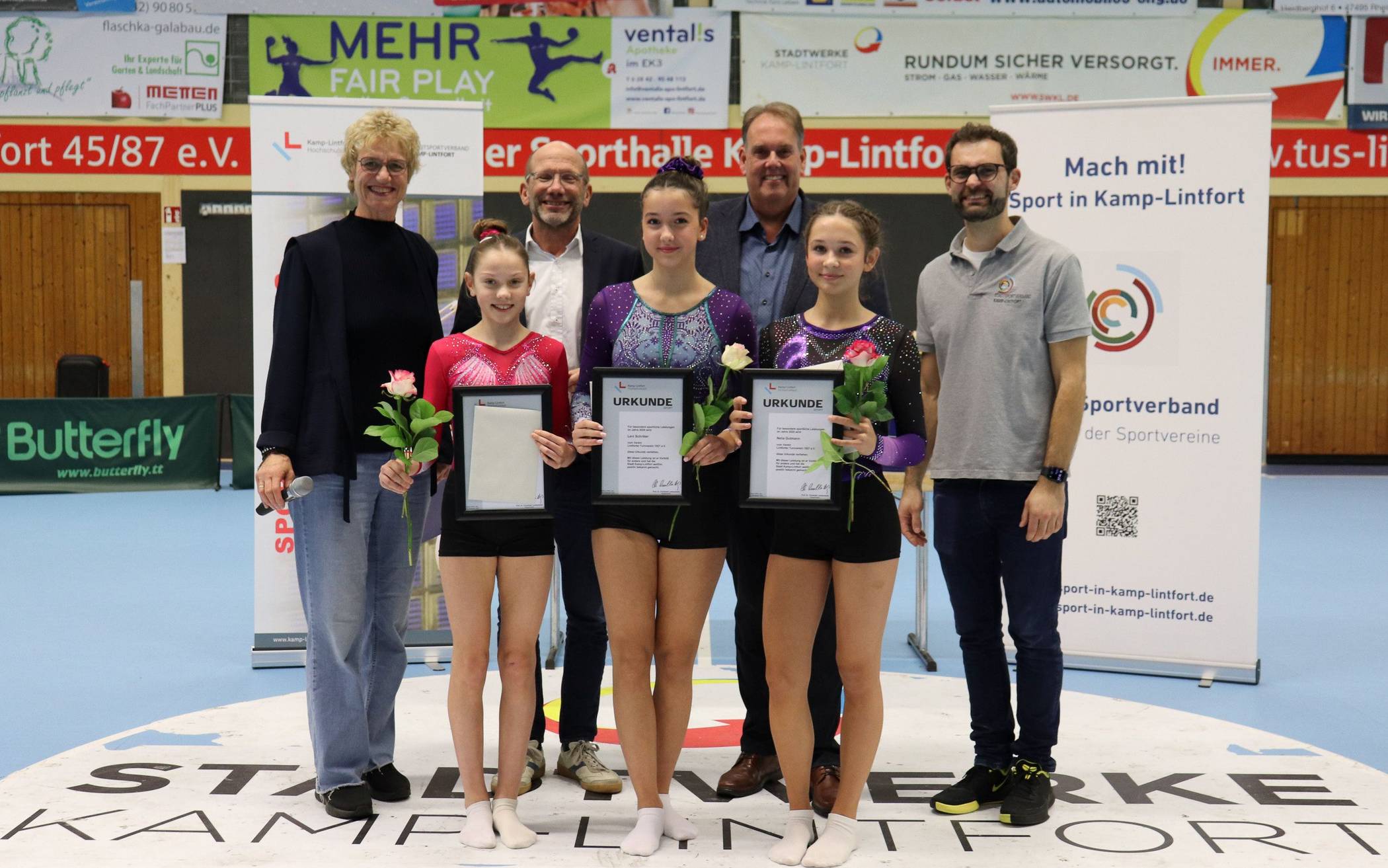 Turnerinnen des Lintforter Turnvereins - Maya Özcan, Leni Schröter und Nelia Gutmann...