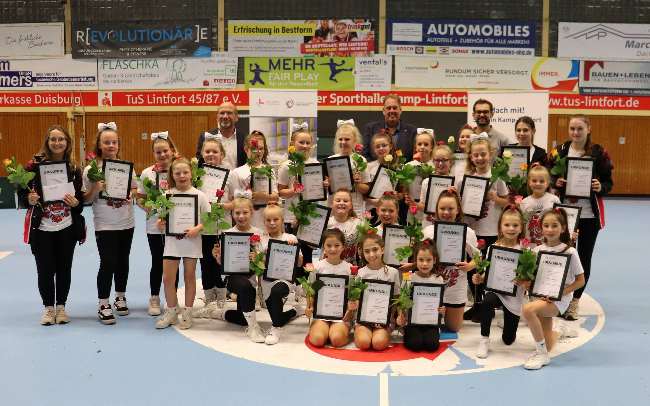 Die geehrten Cheerleader des PSV Kamp-Lintfort mit dem 1. Beigeordneten der Stadt...