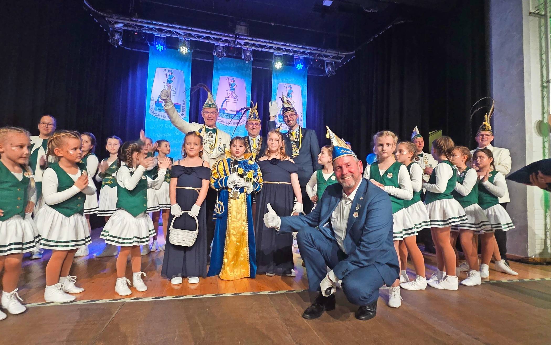 Gute Stimmung beim Hoppeditzerwachen und der Proklamation von Kinderprinzessin Sharon I. (Wolfarth) mit ihren Ministerinnen Tami (links) und Lisa. Foto: Grammatikou