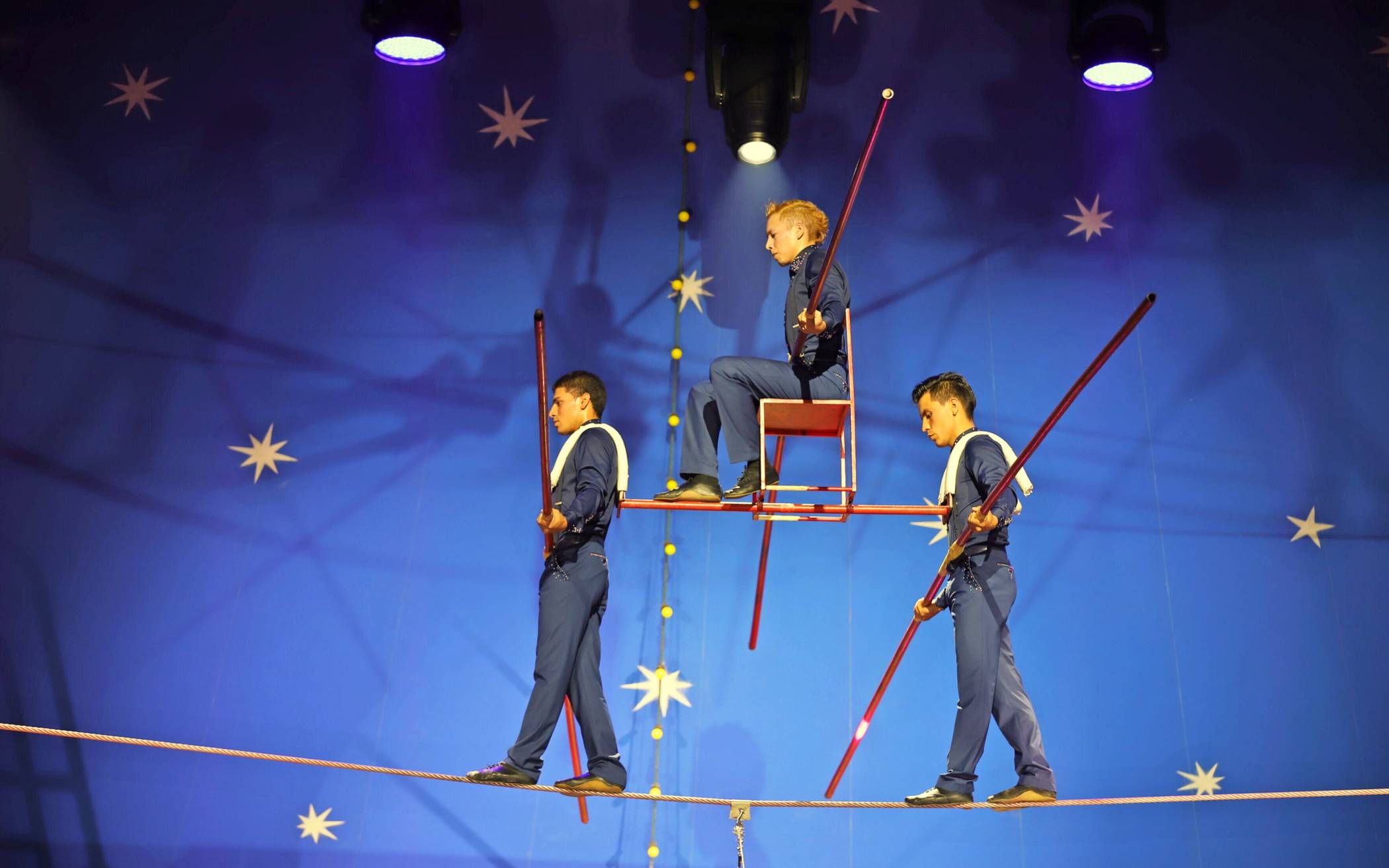 Weihnachtszauber unter dem Zirkuszelt