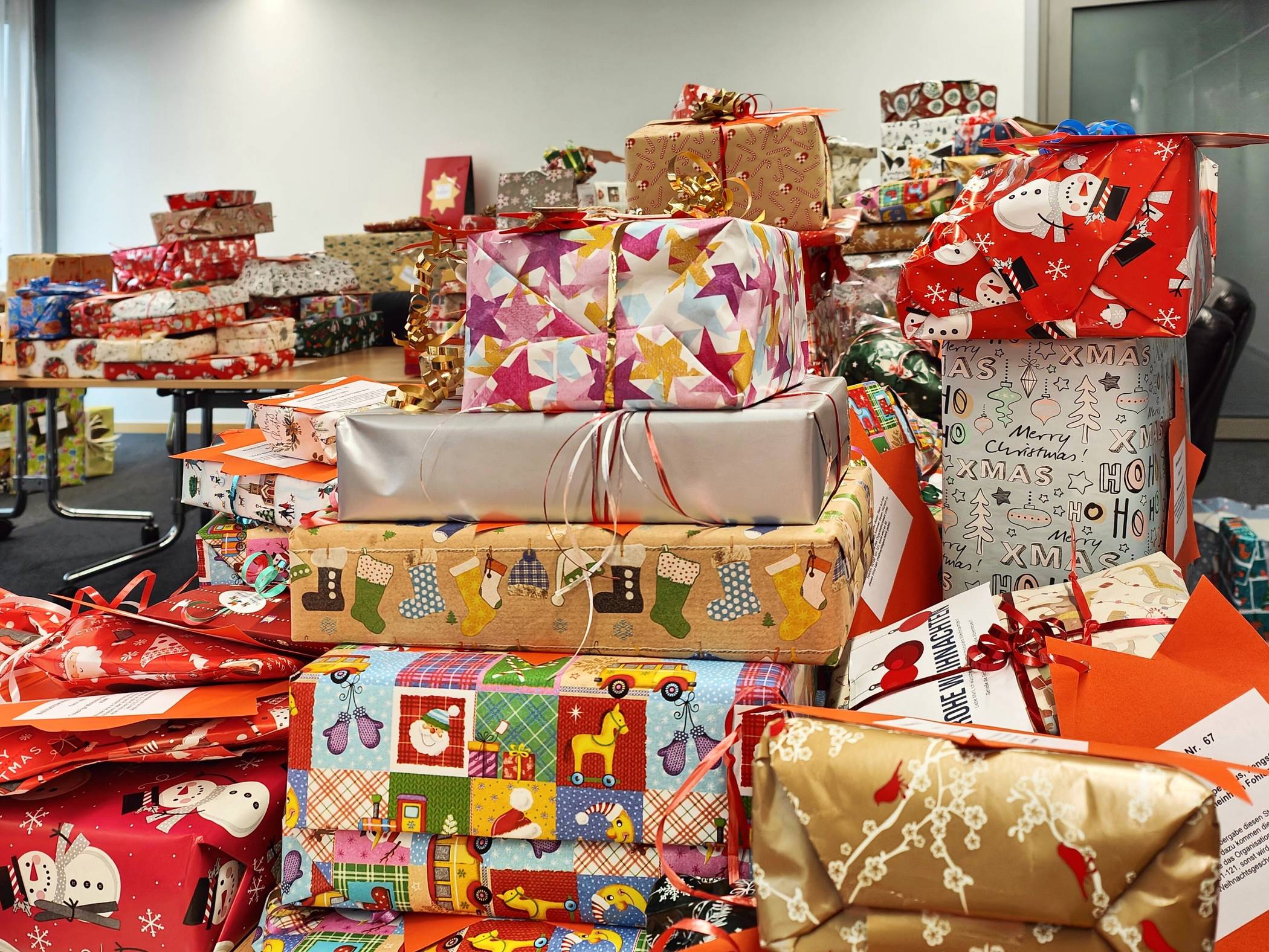  Bei der Weihnachtswunschbaum-Aktion kommen viele Geschenke für Kinder zusammen. 