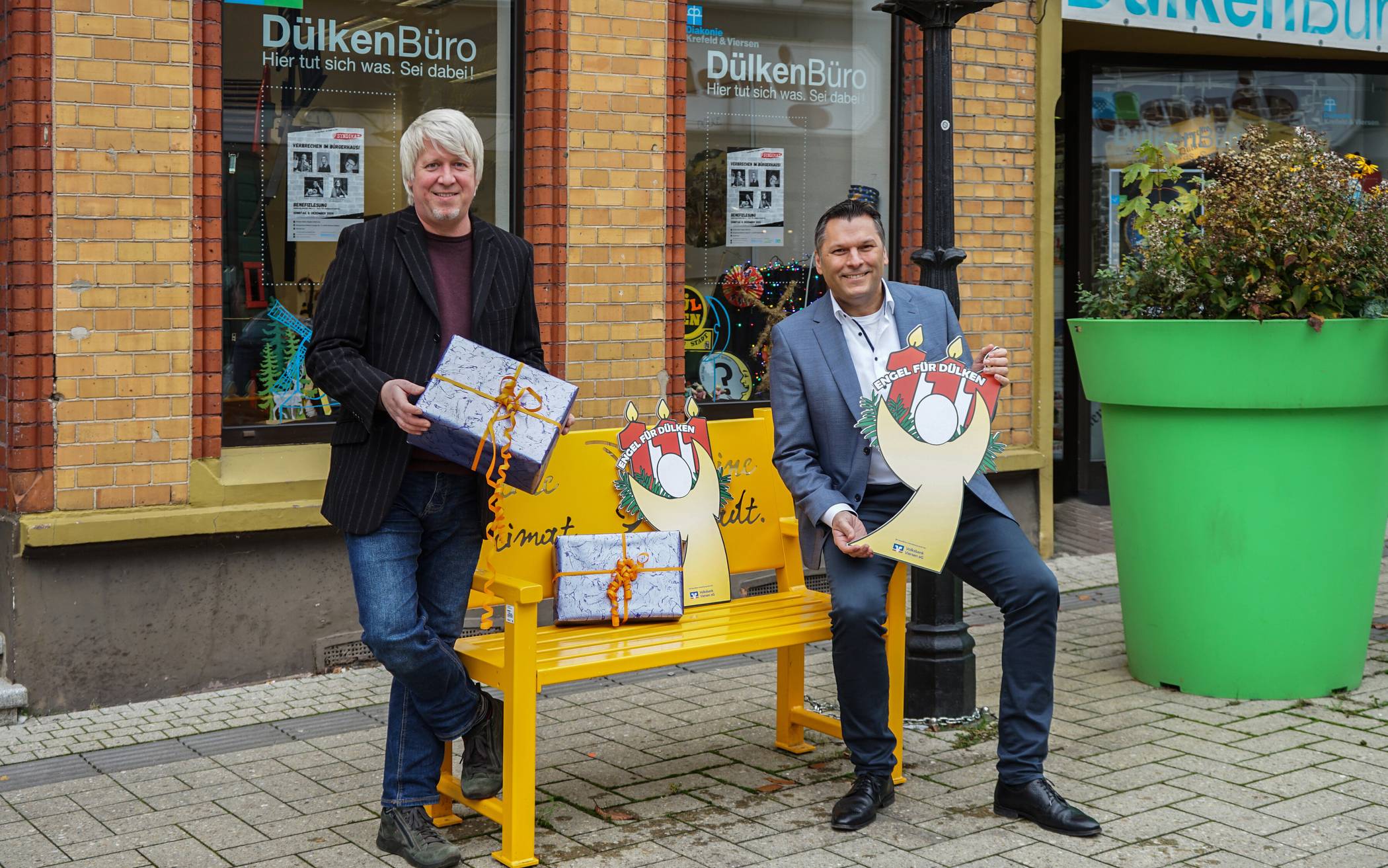  Andreas Goßen (DülkenBüro) und Thomas Stapper (Stiftung Theresienheim für Bürger in Dülken und Volksbank Viersen). 