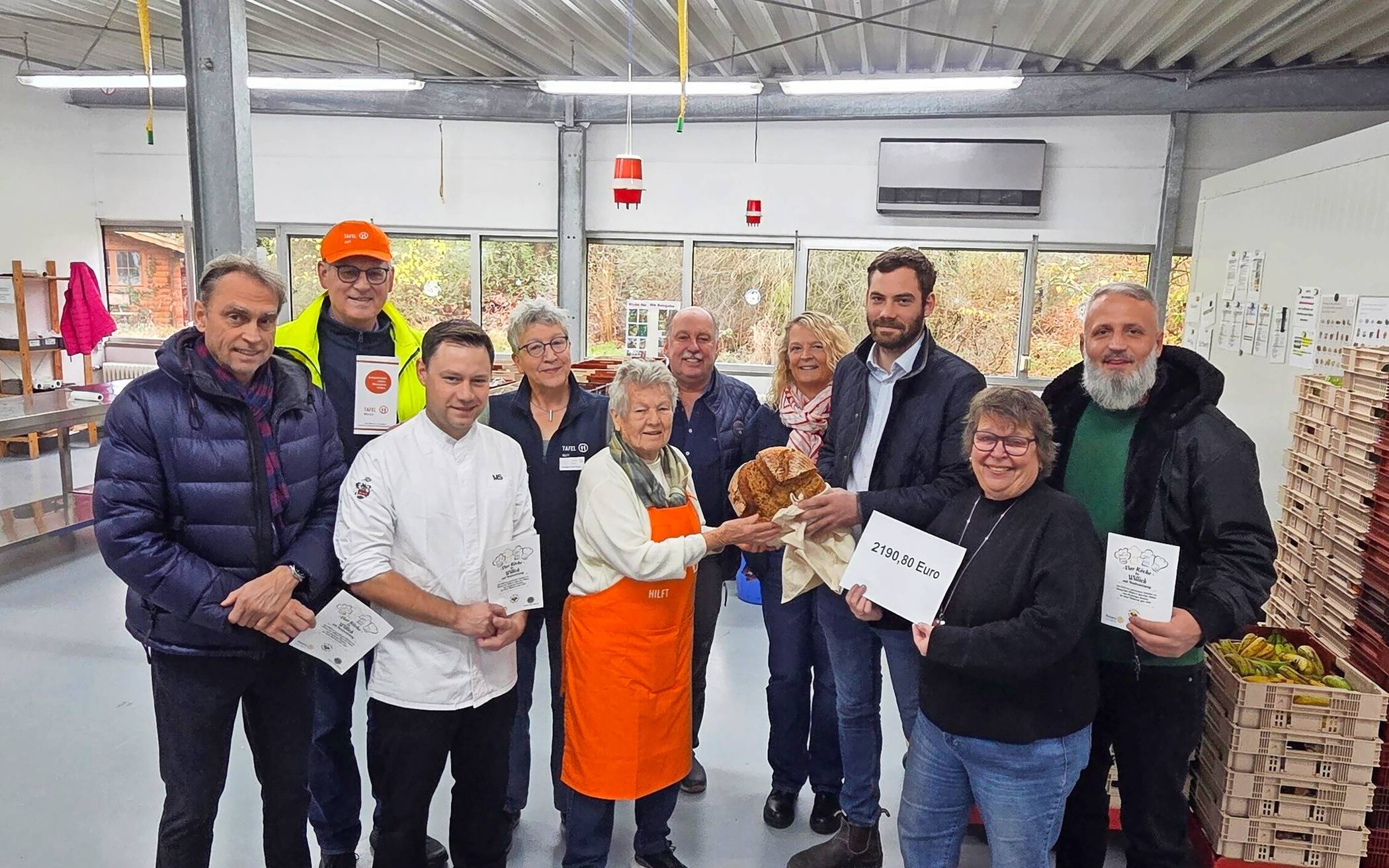  Freuen sich über das tolle Spendenergebnis von knapp 2200 Euro: Rotary-Club Willich Präsident Olaf Kartenberg, Tafel-Vorsitzender Andreas Stumpf, Matthias Stieger vom Ramshof in Neersen, Christine Nohl-Weiler von der Tafel, Marianne Ricken (älteste Ehrenamtlerin der Tafel), Wolfgang Nickels von den Lions, Lions-Präsidentin Berenike Lüder, Christoph Coßmann vom Stautenhof, Martina Heikenfeld von den Rotariern und Valentino Fejza vom Kaiserhof Schiefbahn. Foto: Grammatikou  