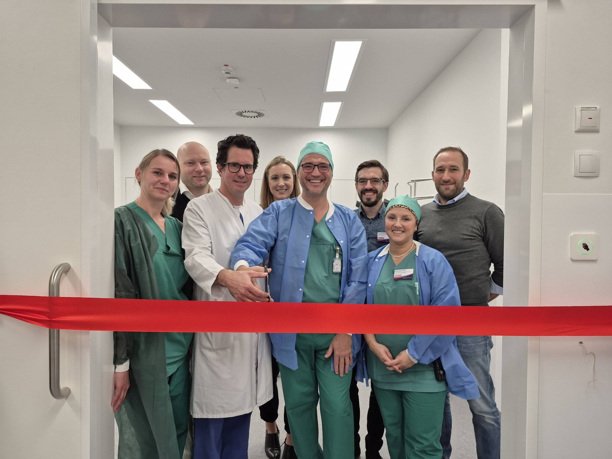  Feierliche Eröffnung: Die neuen OP-Säle bieten modernste technische Ausstattung, optimierte Arbeitsabläufe und verbesserte Bedingungen  für Patientinnen, Patienten und Mitarbeitende. 