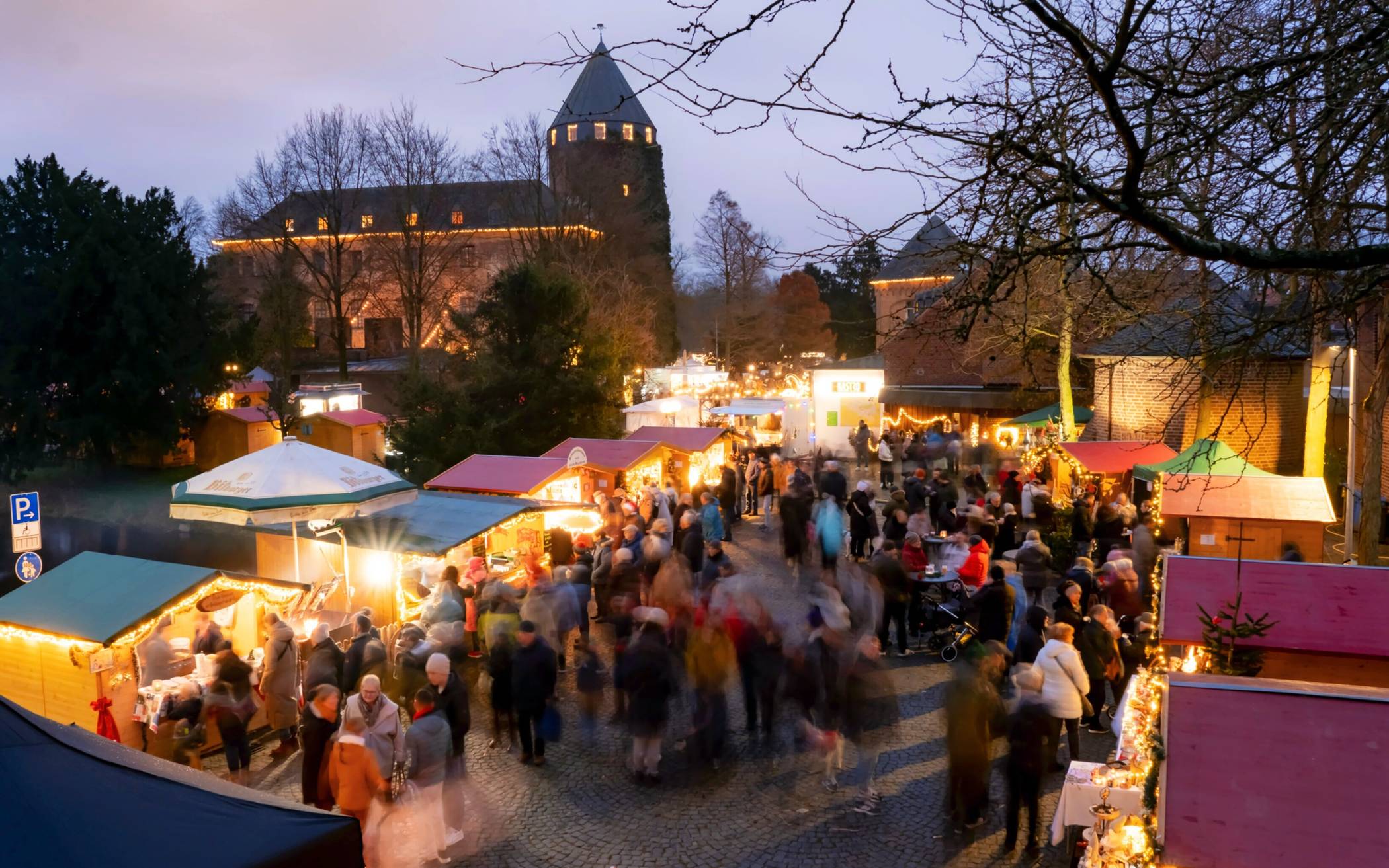 Stimmungsvolle Burgweihnacht in Brüggen mit Budenzauber