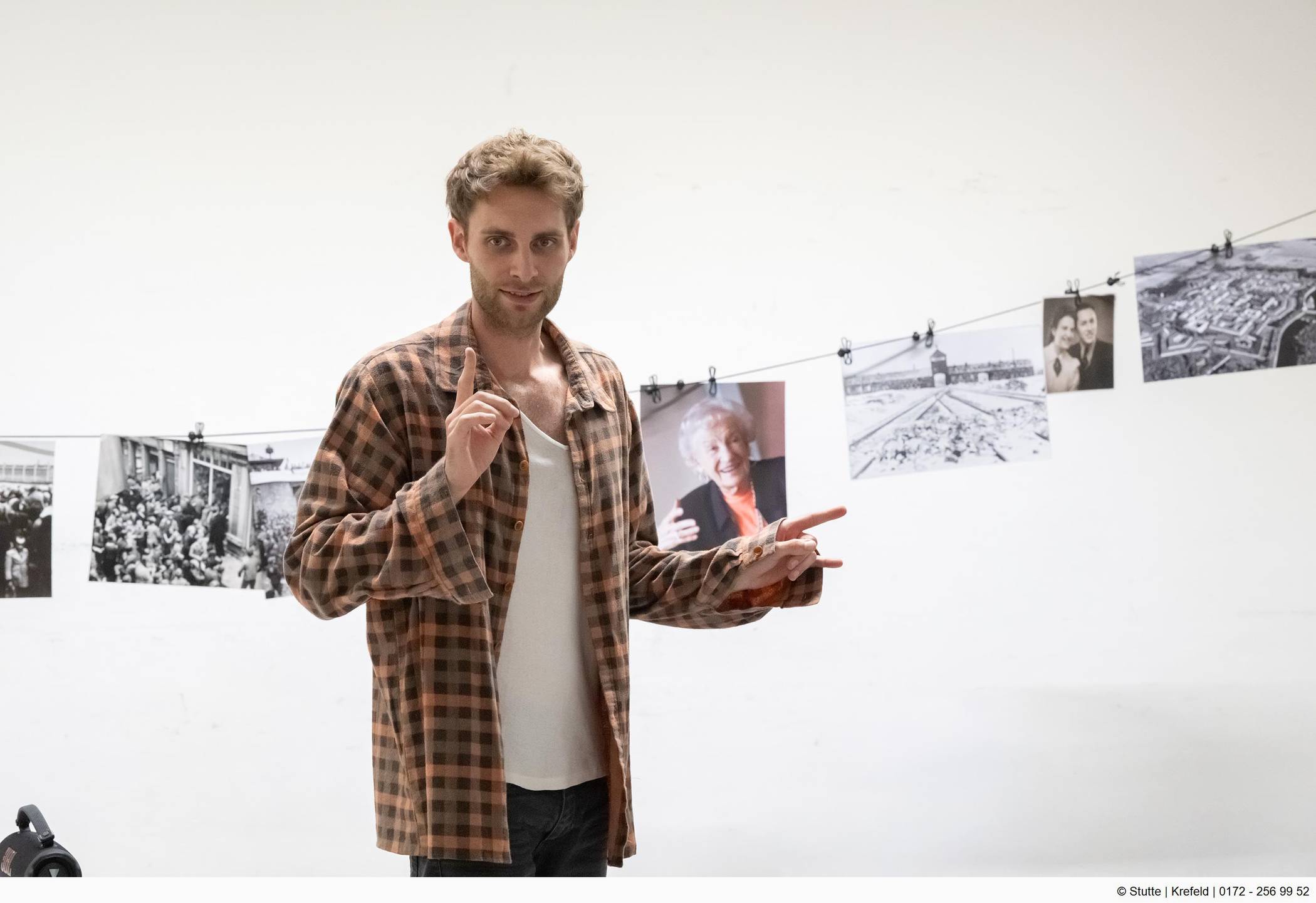  Im Klassenzimmer: Schauspieler Marc Scheufen in der Rolle des Enkels. Foto: Stutte   