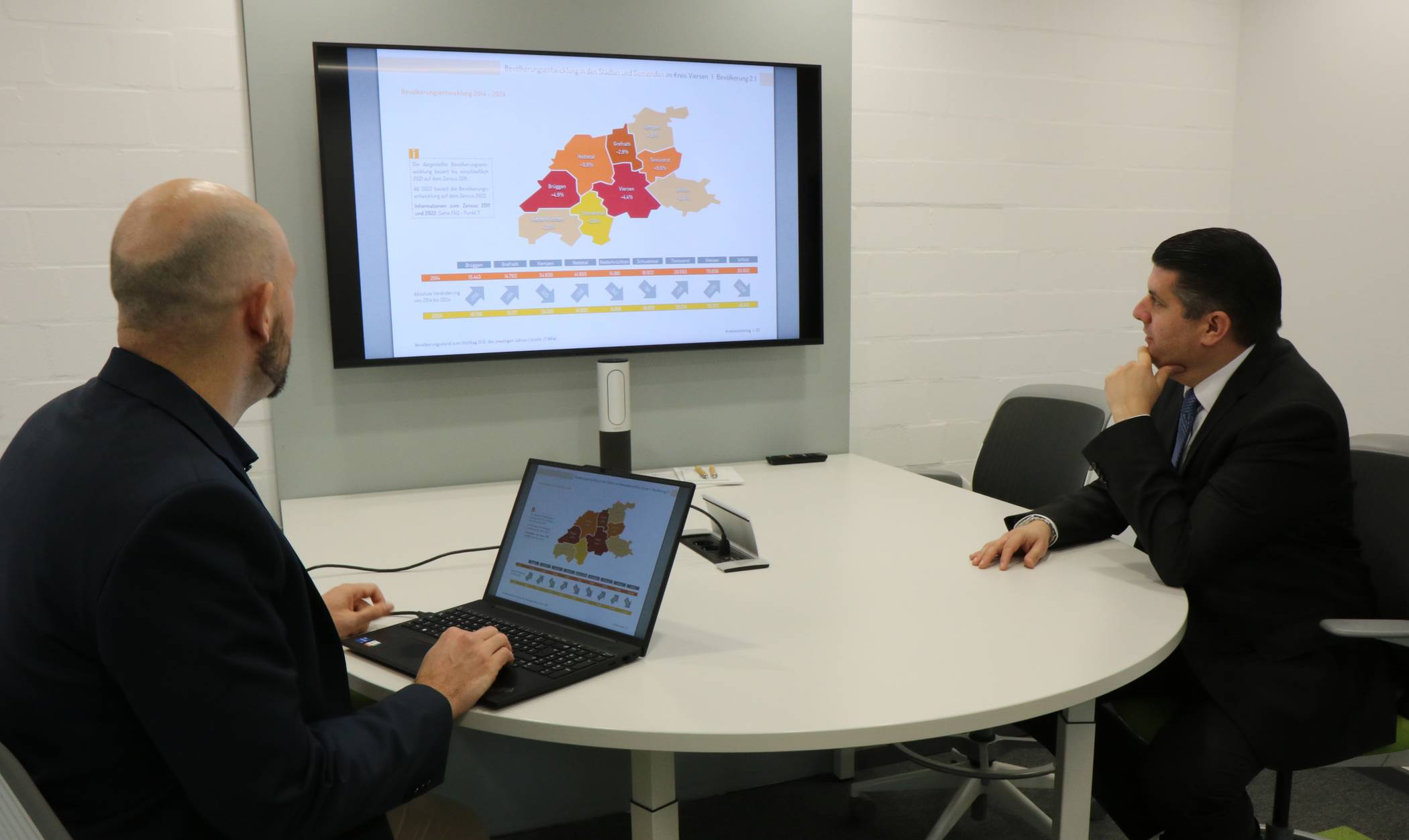 Landrat Bennet Gielen und Christoph Löw, Statistiker beim Kreis Viersen, werfen einen Blick in das aktuelle Kreismonitoring.  