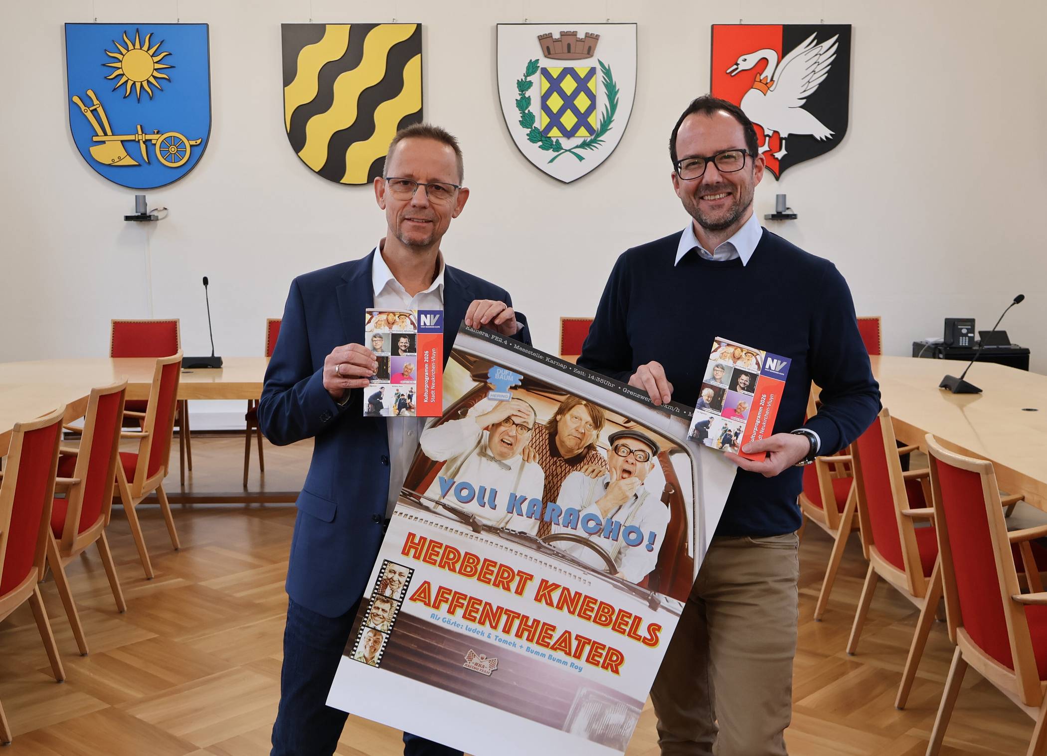  Bürgermeister Dirk Schauenberg und Oliver Nickel (XXL-Marketing, r.) stellten das Kulturprogramm 2026 vor. 