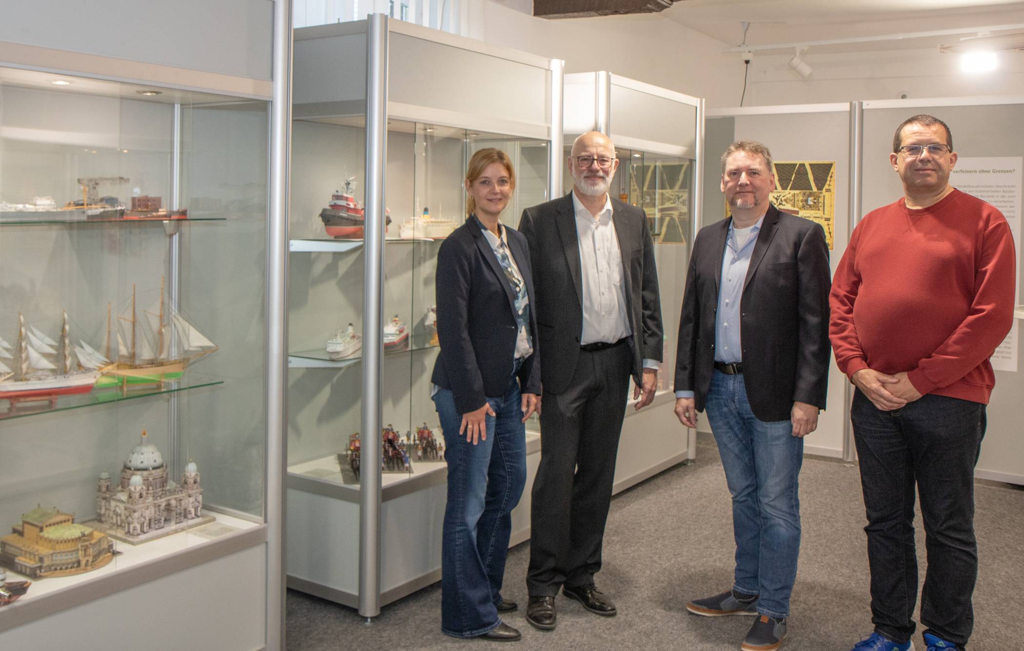  Museumsleiterin Anke Petrat, Kreisdirektor und Kulturdezernent Ingo Schabrich und die Kuratoren Marco Scheloske und Axel Huppers (v.l.) in der Ausstellung. 