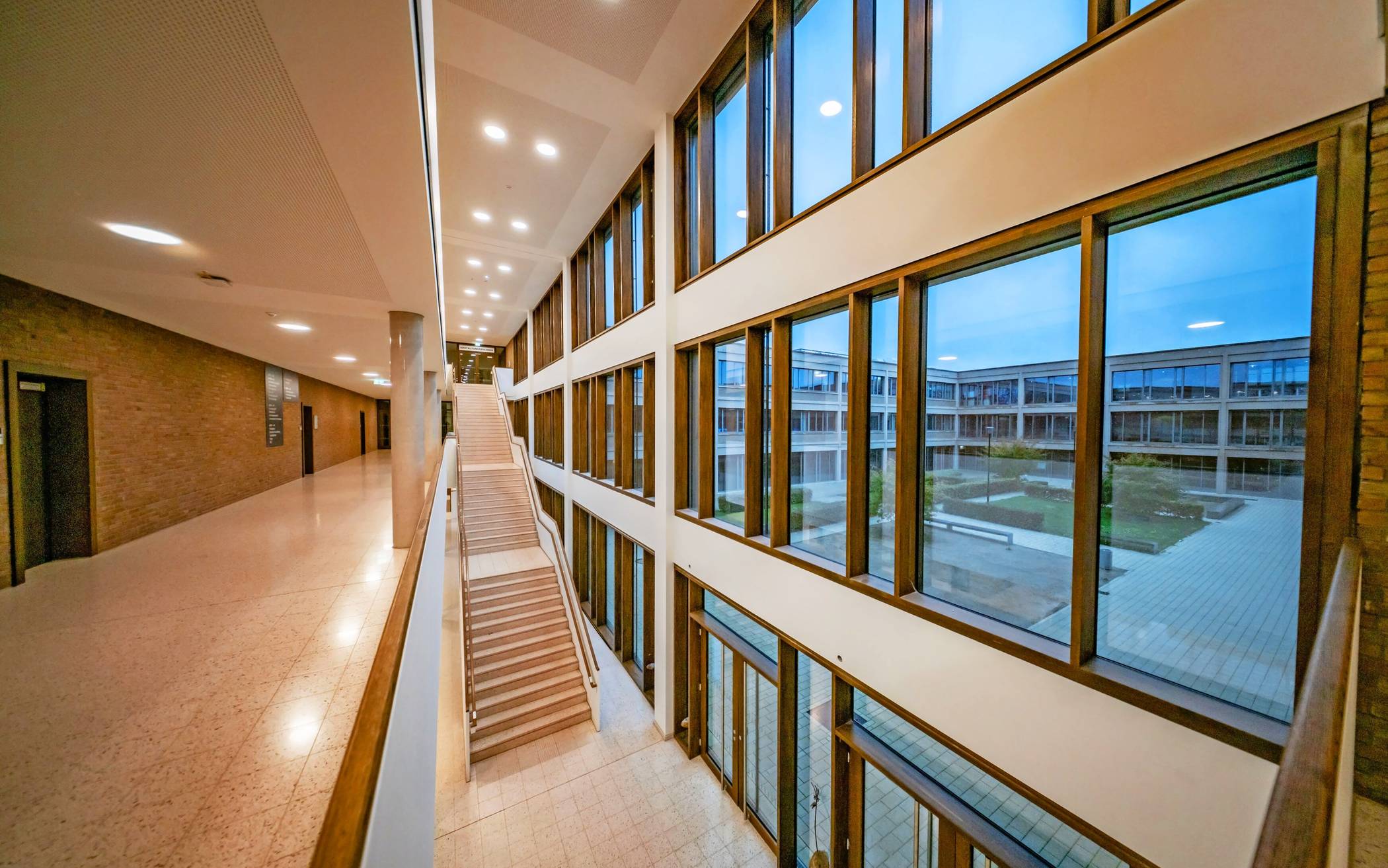 Gäste aus Politik und Wirtschaft bekamen zur Eröffnungsfeier nagelneue und blitzblanke Räume im Berufsbildungscampus Moers zu sehen.   