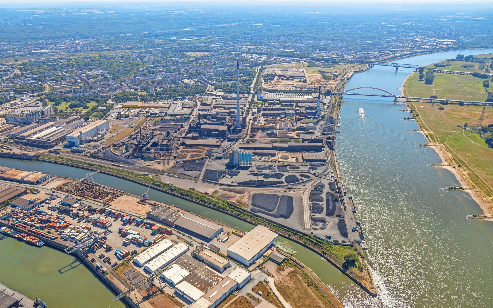  Blick Richtung Süden über den Rhein: Links das rechtsrheinische Duisburg-Hochfeld mit dem Rheinkai Nord, rechts ein Stückchen vom linksrheinischen Duisburg-Rheinhausen. 