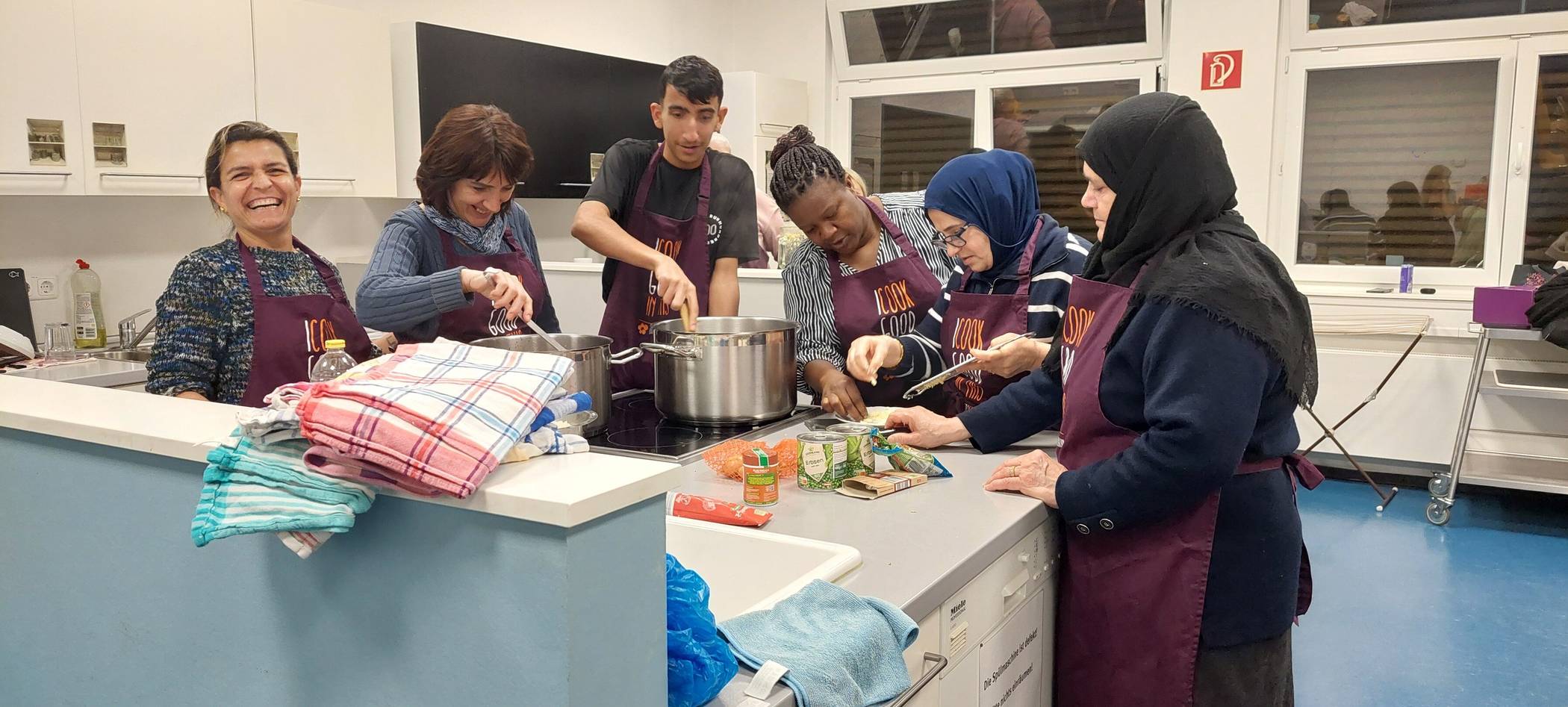  Wie Mtori, eine kräftige tansanische Suppe aus Kochbananen, Kartoffeln, Zwiebeln, Karotten, Brühe und Lauchzwiebeln zubereitet wird, haben die Teilnehmerinnen und Teilnehmer beim Kochabend in Neukirchen-Vluyn gelernt. 