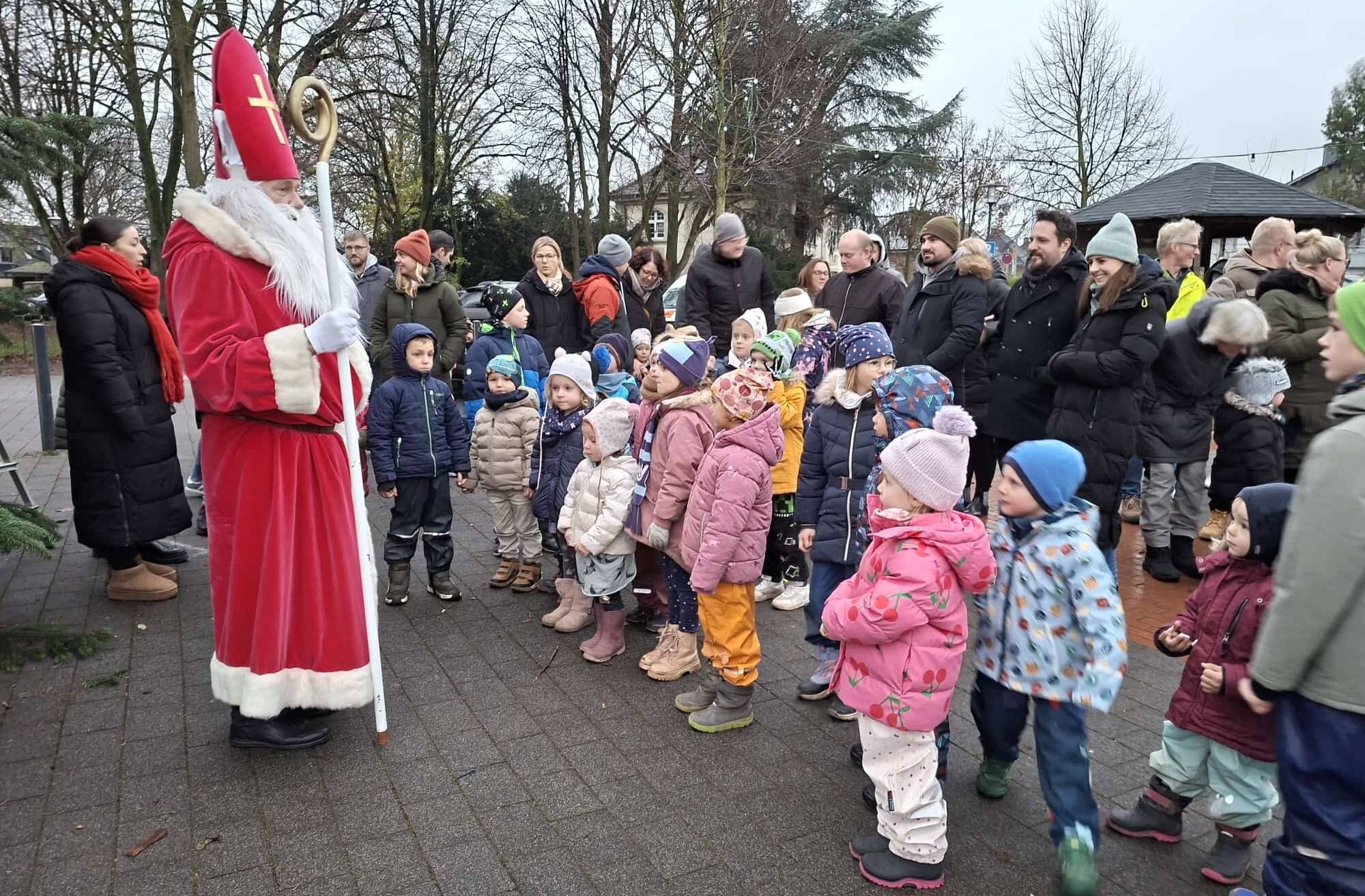 Der Nikolaus besuchte die Kinder, die