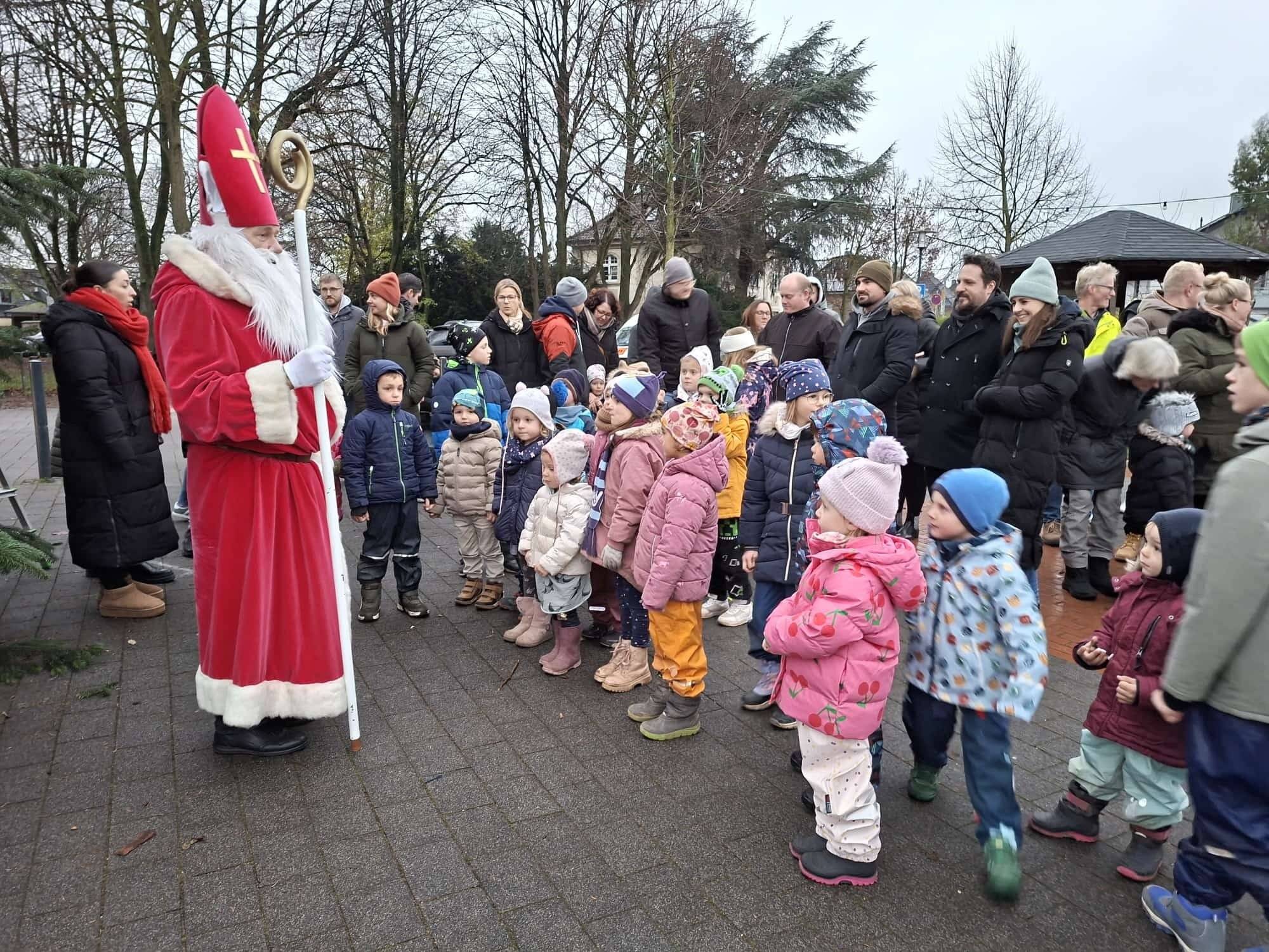  Der Nikolaus besuchte die Kinder, die so fleißig den Weihnachtsbaum geschmückt hatten. 