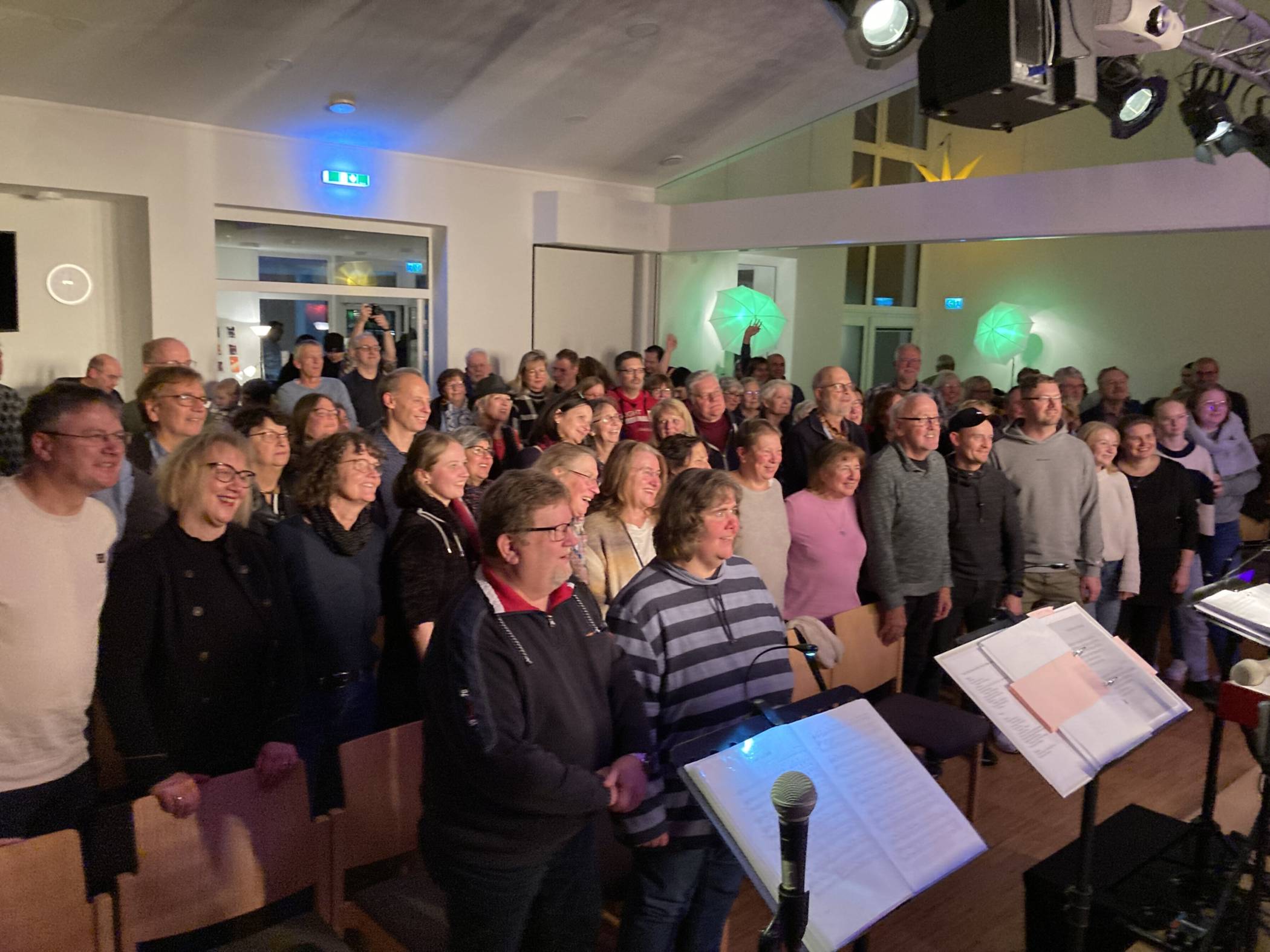 Alle, die sich gerne auf die Advents- und Weihnachtszeit einstimmen möchten, sind herzlich eingeladen zu „Hoerstgen singt“ am Montag, 15. Dezember, um 18.30 Uhr im Gemeindezentrum, Molkereistraße 18.