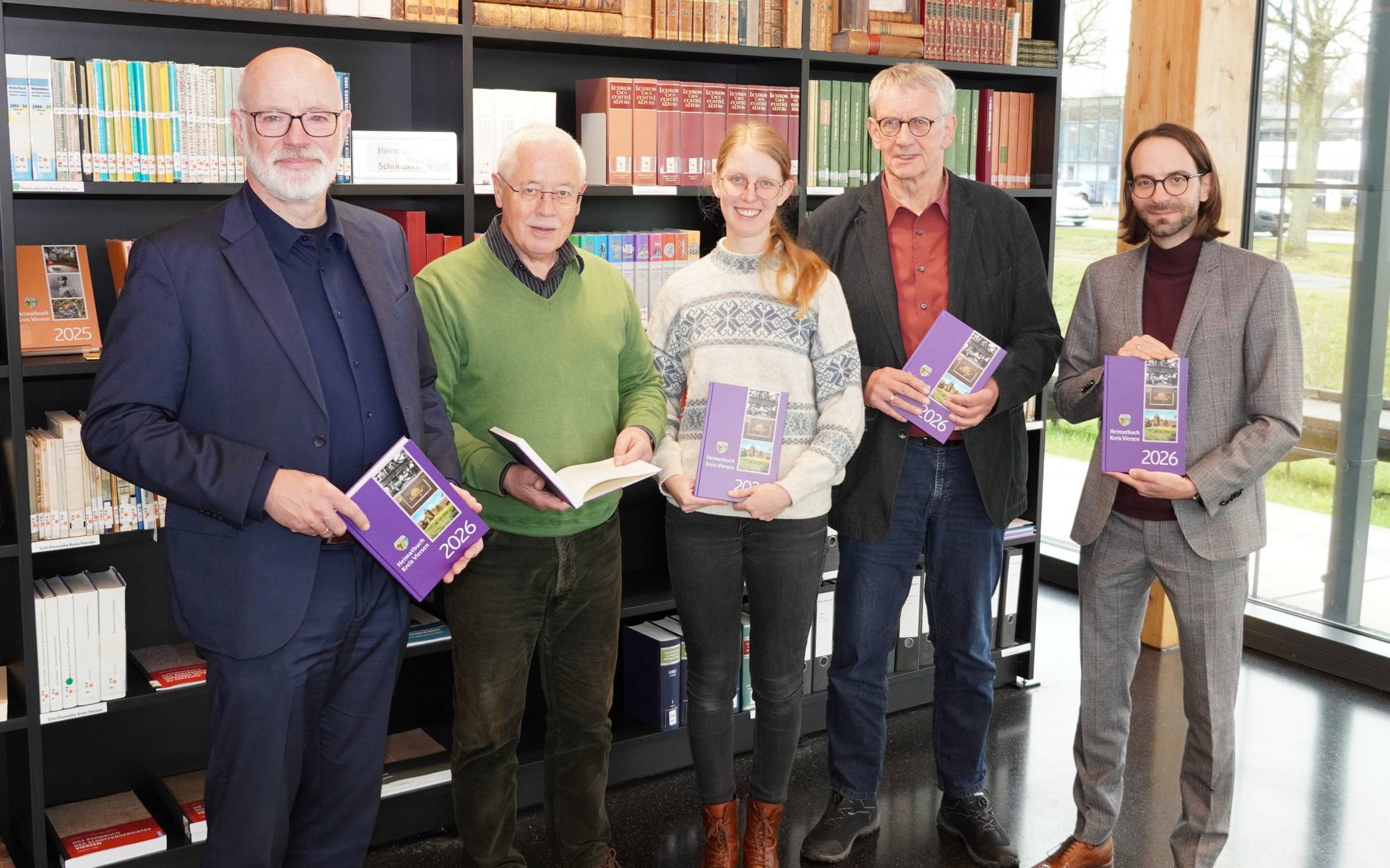  Stellten das Heimatbuch vor (v.l.): Kreisdirektor und Kulturdezernent Ingo Schabrich, Dr. Paul Schrömbges, Pauline Marinko, Michael Guse und stellvertretender Leiter des Kreisarchivs Dr. Matthias Herm.  