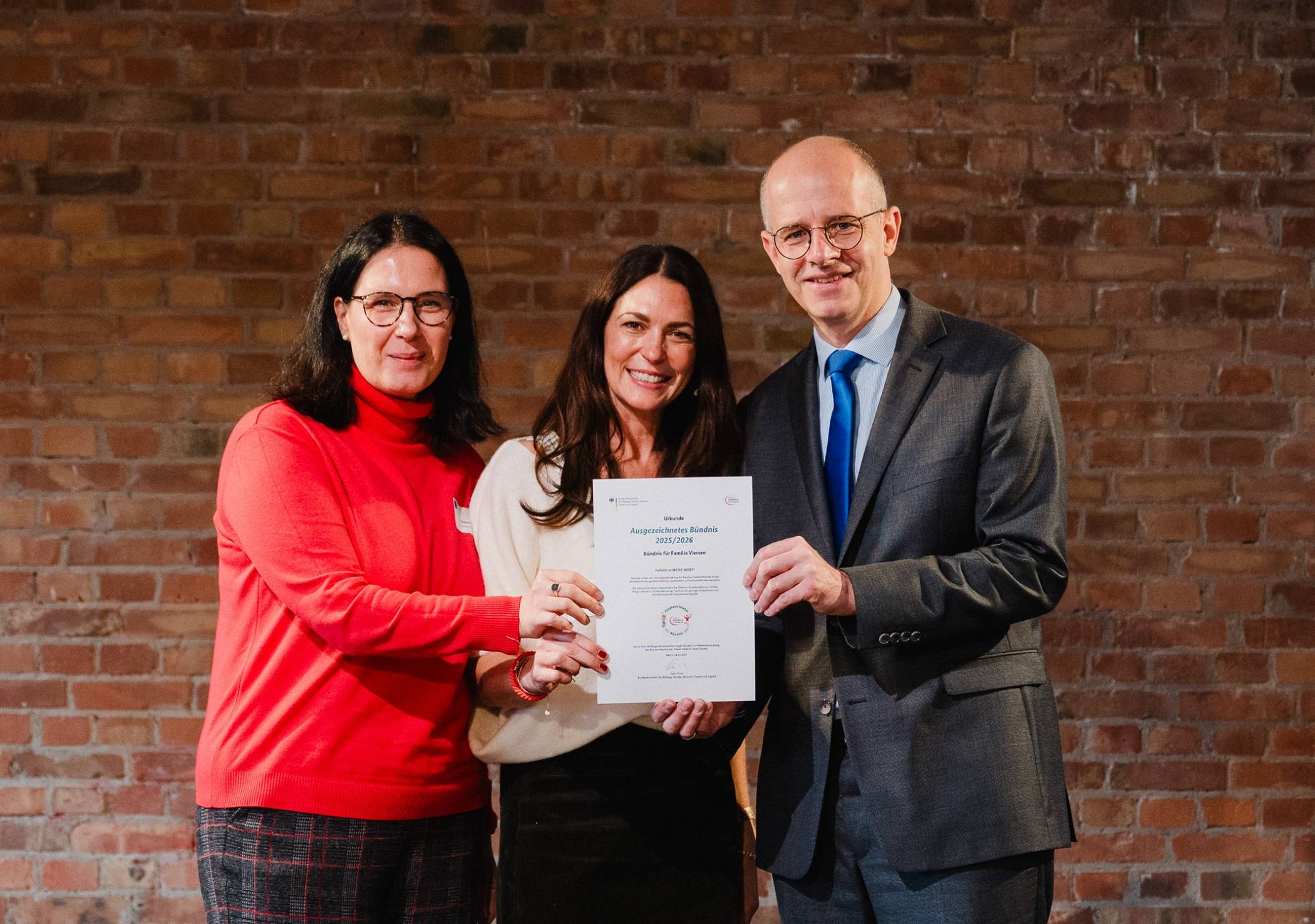 Freuen sich über die Auszeichnung (v.l.): Swantje Day, Janine Koch und Michael Brand.  