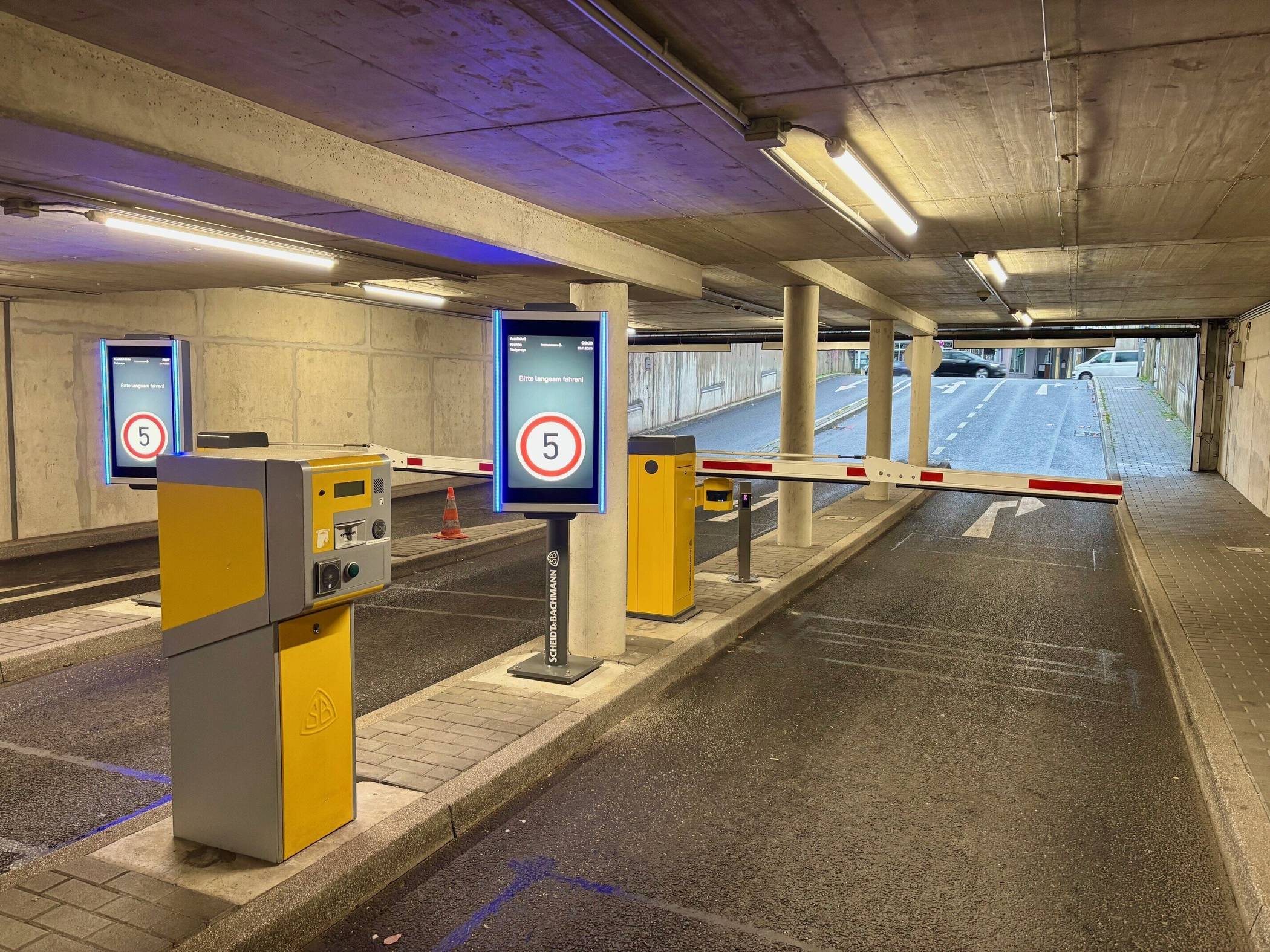 Jetzt wurden unter anderem digitale Informationsanzeigen an der Ein- und Ausfahrt installiert.