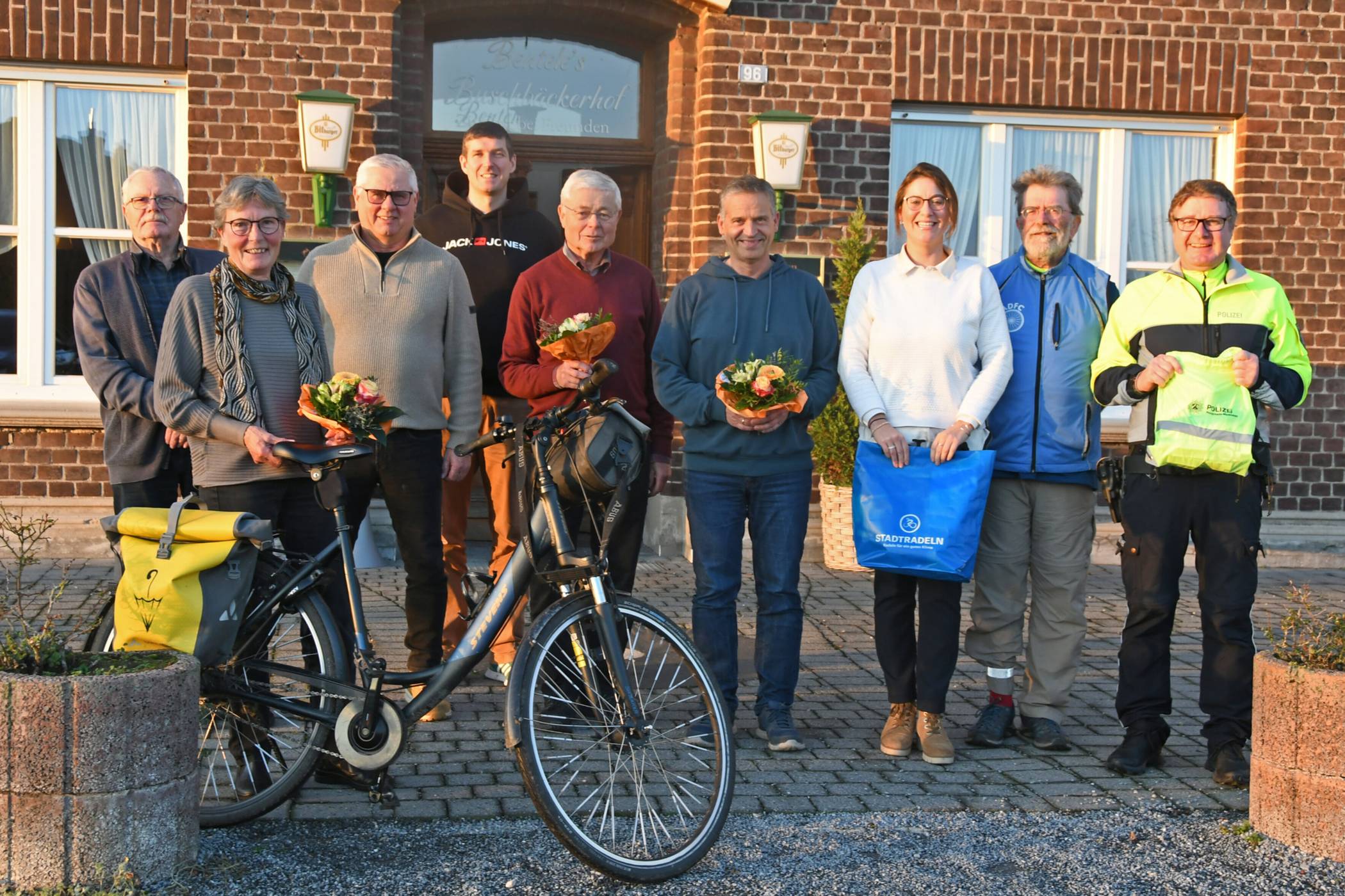 Wirtschaftsförderin Laura Bürkert (3.v.r.) überreichte die Prämien für das Stadtradeln.