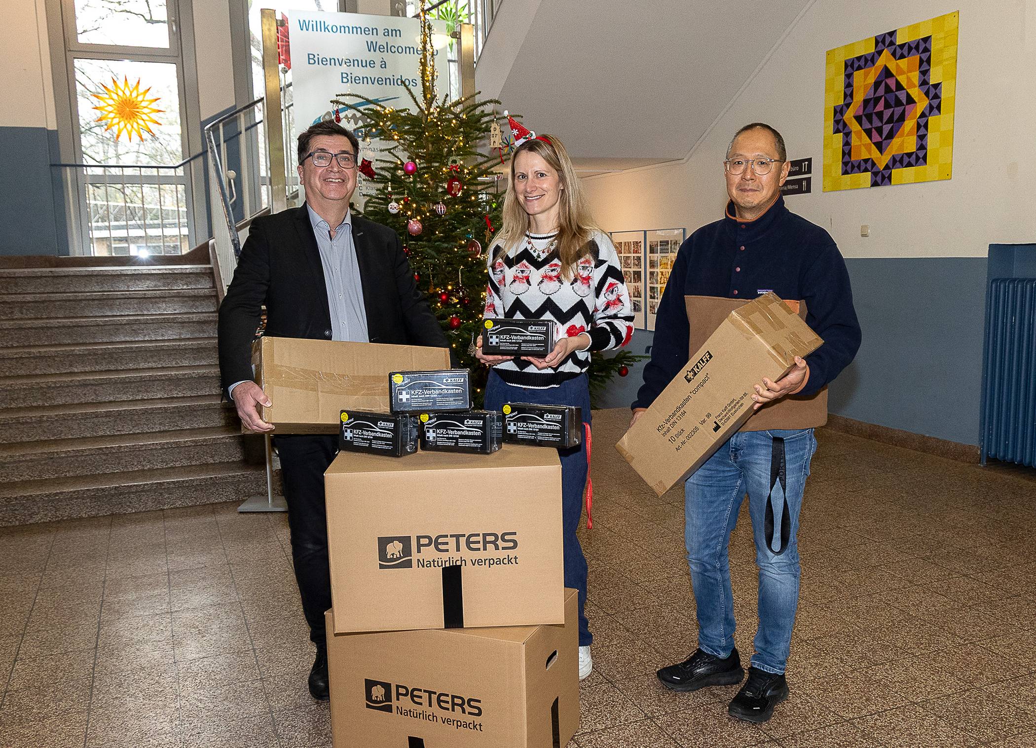  Der TuS 08 Rheinberg hat 25 neue Verbandskästen für die ukrainische Partnerschule des Amplonius-Gymnasiums angeschafft. 