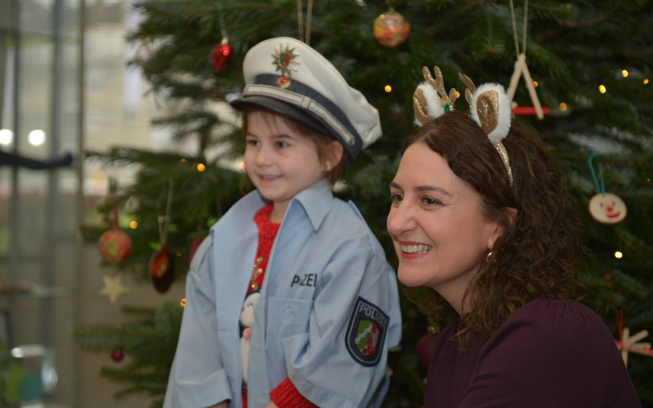 Stups-Kids schmücken Polizei-Weihnachtsbaum
