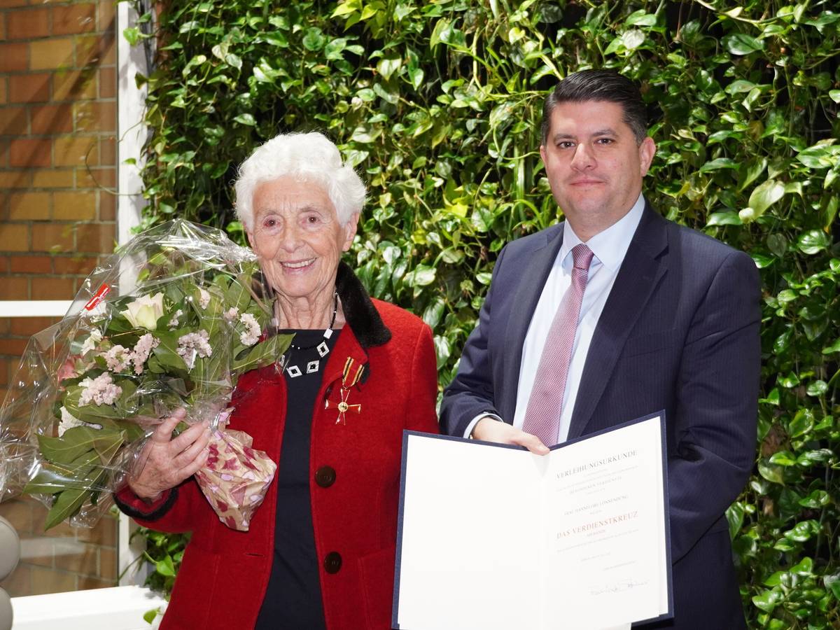 Bundesverdienstkreuz für Hannelore Lönnendung