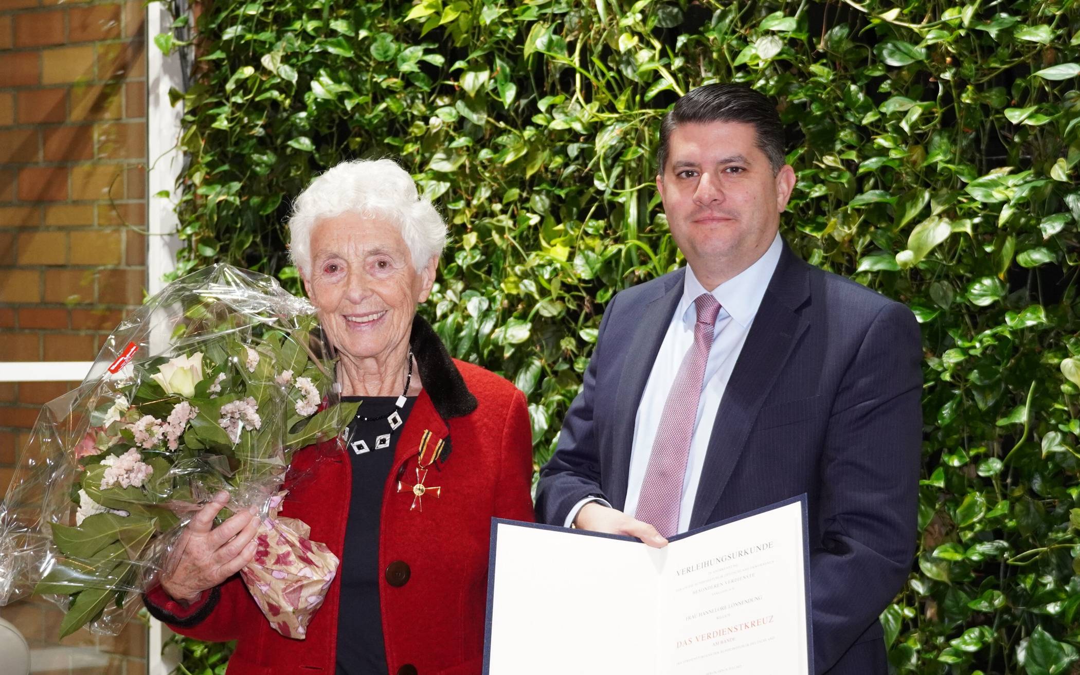 Landrat Bennet Gielen überreicht Hannelore Lönnendung