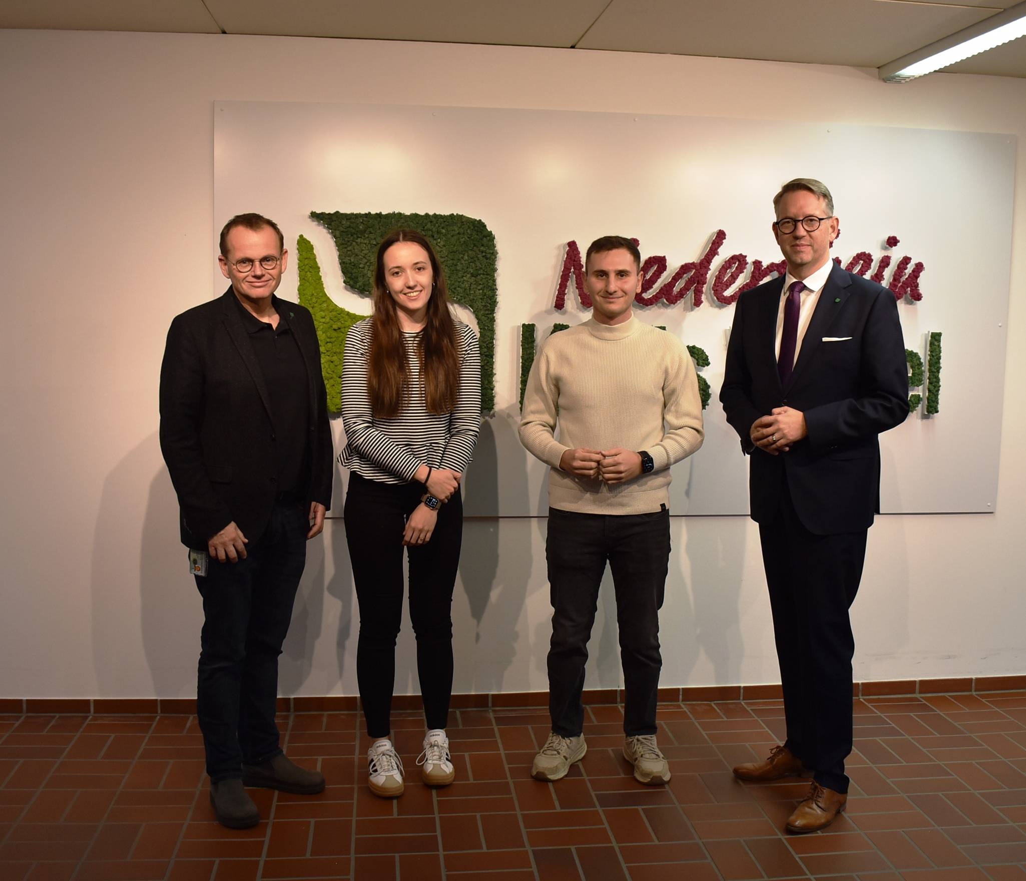 Landrat Ingo Brohl (r.) und Dr. Frank Höpken (l.) bedanken sich bei Celina Maas (2.v.l.) und Emin Alican (2.v.r.) für ihr Engagement.