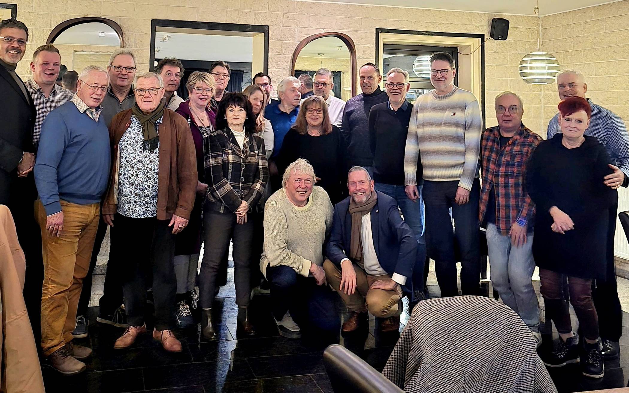  Zu einem spontanen Bild formierten sich die aktiven CDAler der Stadt Willich nach ihrer Versammlung. Vorne kniend Uwe Schummer und Guido Görtz MdL. Dahinter die CDA Vorsitzende Petra van der Kooij. 