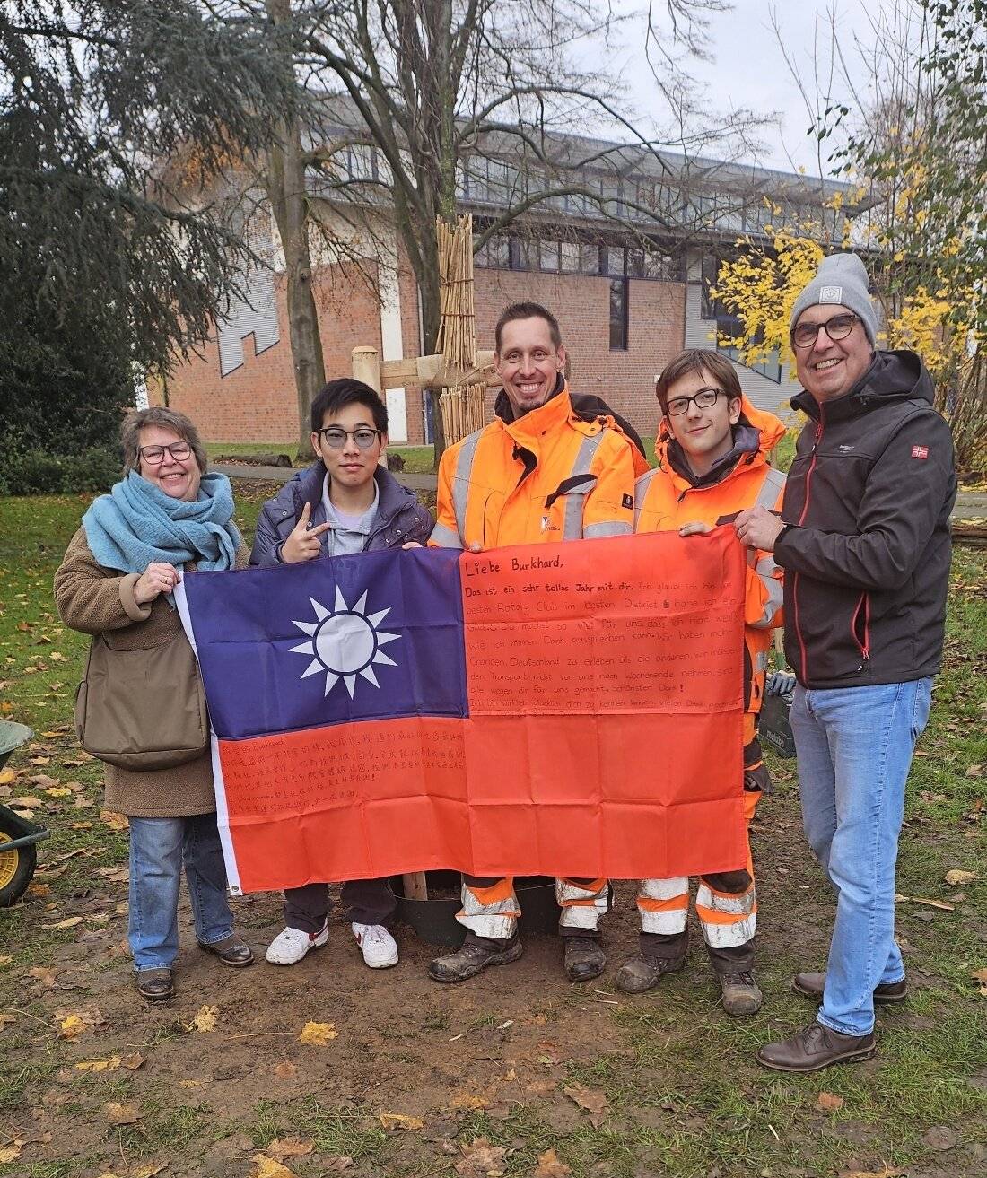  Martina Heikenfeld (Rotary Club Willich), Jack aus Taiwan, Marc Knabben, Leon Birkenheuer, (beide Stadt Willich), Dr. Burkhard Gronwald, (Rotary Club Willich) beim Pflanzen des Baumes. Foto: Rotary Club Willich  