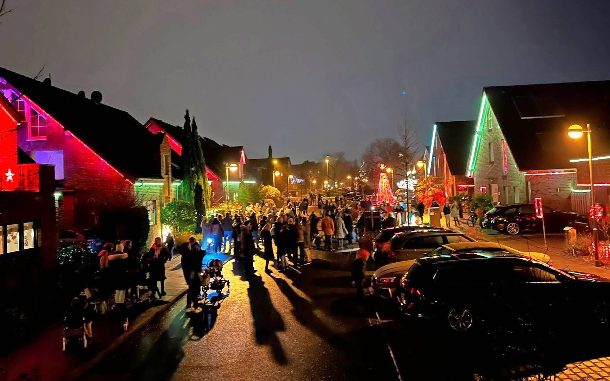 Die Anwohner der Straße „Am Heidbergdamm“ in Lank präsentieren auch im Advent 2025 wieder ihre Lichtershow – wenn auch nur noch an einem Termin. 