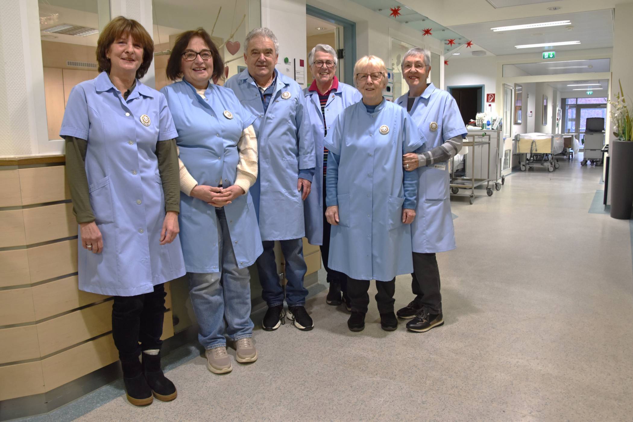  Blaue Damen und ein Herr im Einsatz: Birgit Vogt (l.) leitet den Dienst der ehrenamtlichen Krankenhaushilfen.  