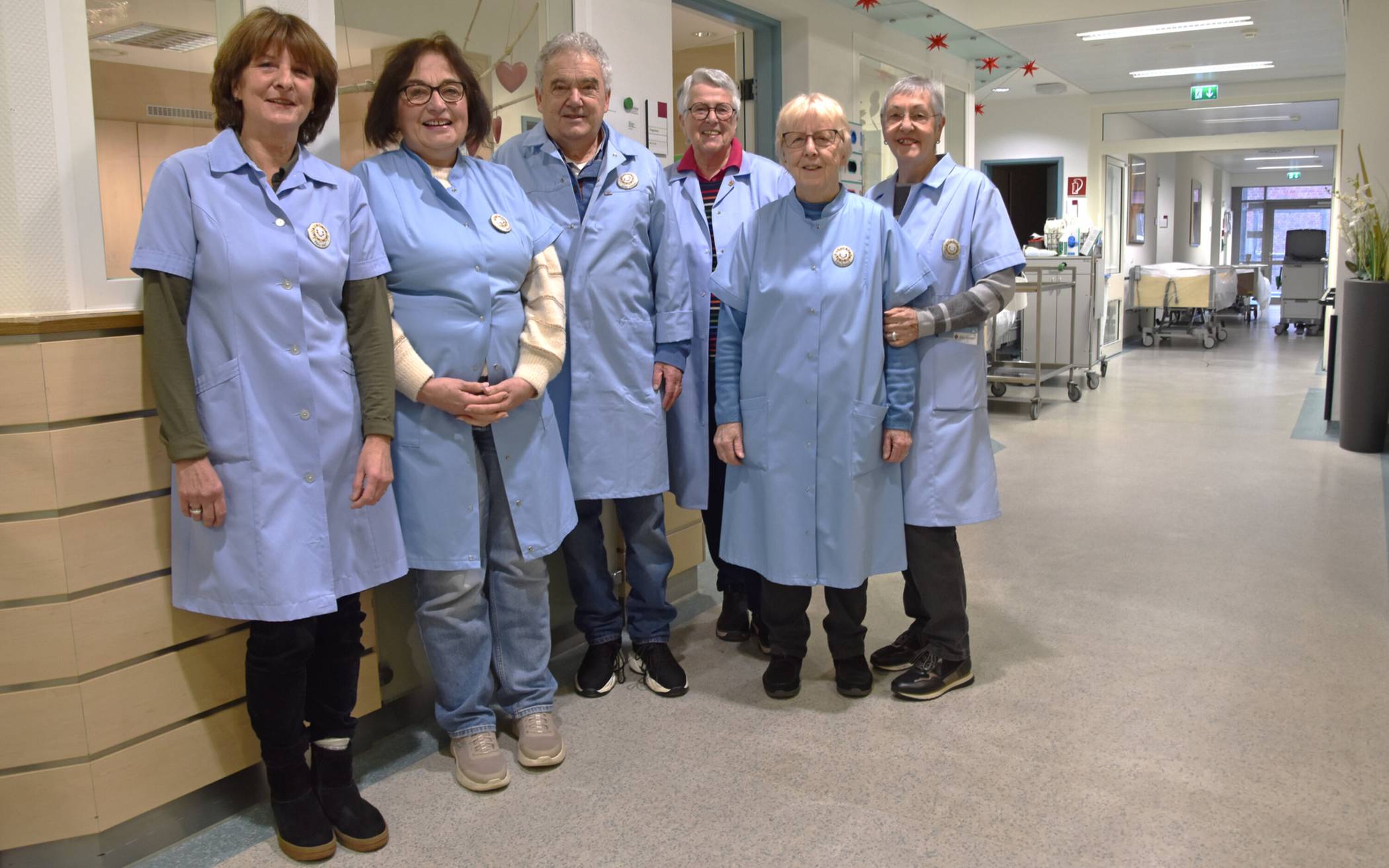 Blaue Damen und ein Herr im