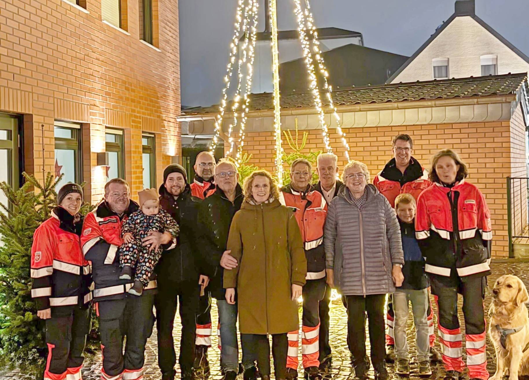 Zu einem besinnlichen Weihnachtsumtrunk hatte das Bestattungshaus Beenen eingeladen. Gesammelt wurden Spenden für die Hundestaffel der Malteser Willich. Foto: Privat