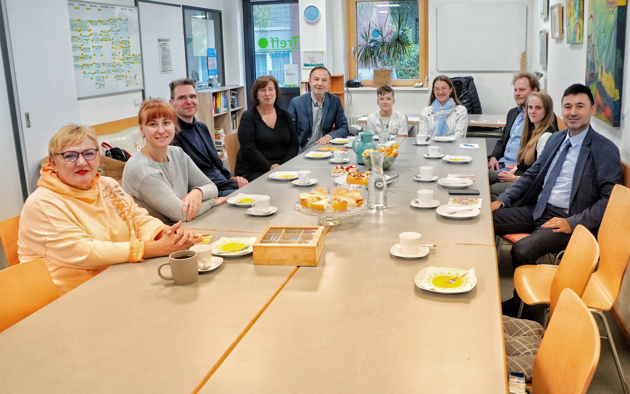  Sie stellten das neue Kochbuch vor: vorne rechts Sozialdezernent Ertunç Deniz, dahinter Grafikerin Janine Theißen mit zwei städtischen Mitarbeitern und vielen ehrenamtlich Engagierten des Vereins Sonnenschein.  Foto: Stadt Viersen 