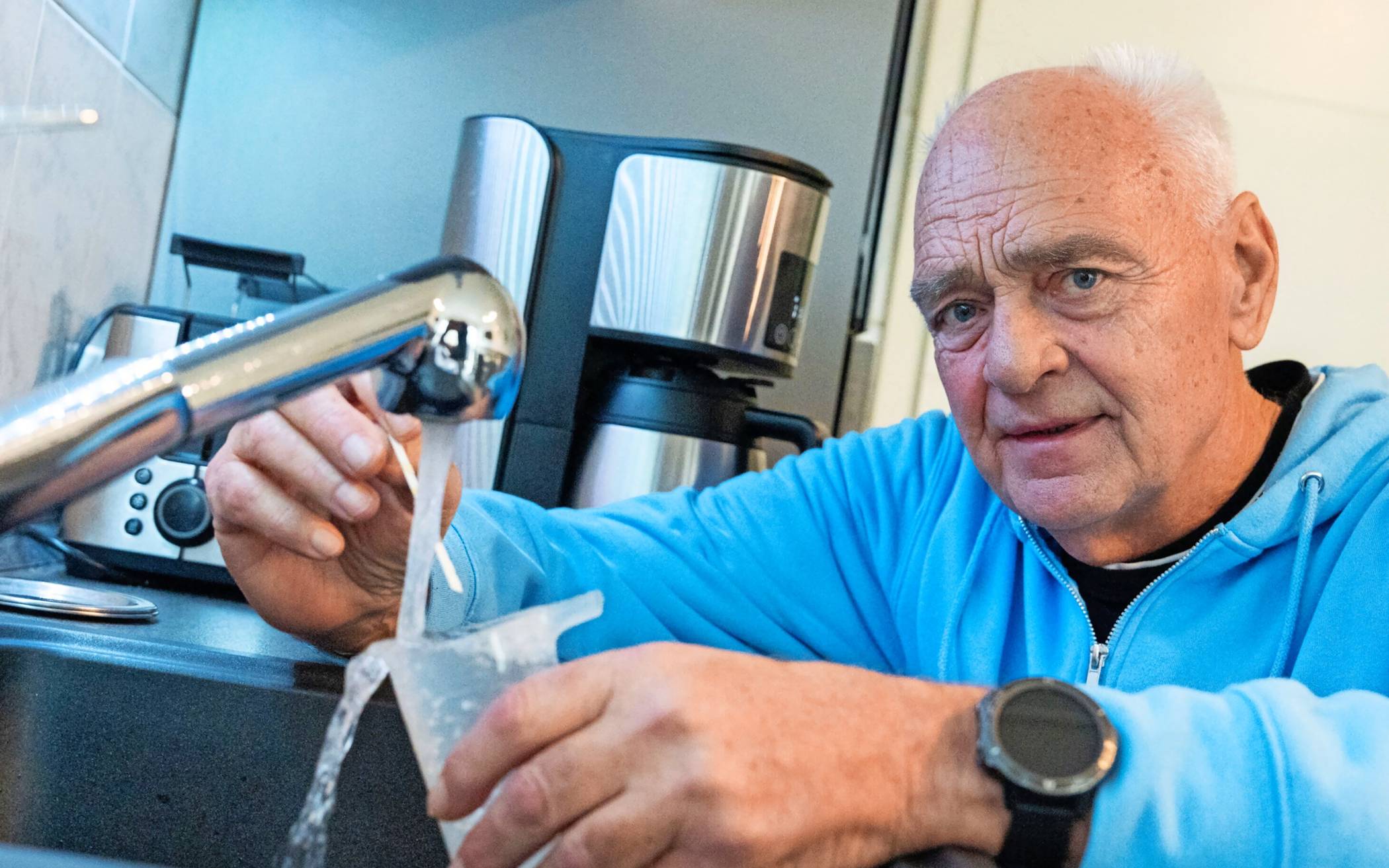  Detlef Poullie zeigt, wie man mit einem Teststreifen prüfen kann, ob das Wasser aus der Leitung bleihaltig ist. 