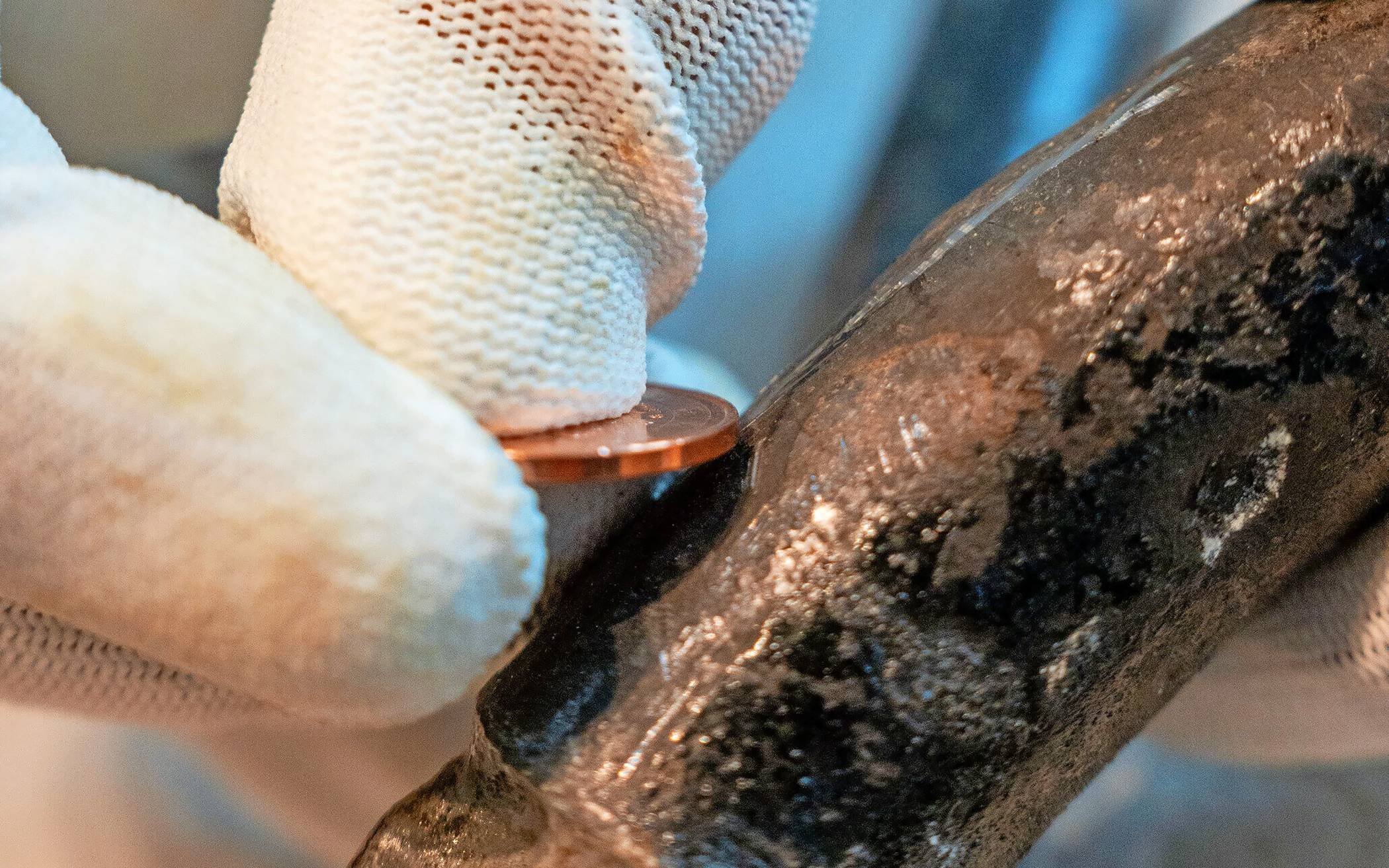  Bleirohre erkennt man daran, dass man – etwa mit einem Geldstück – mühelos eine silberfarbene Fläche freikratzen kann. 