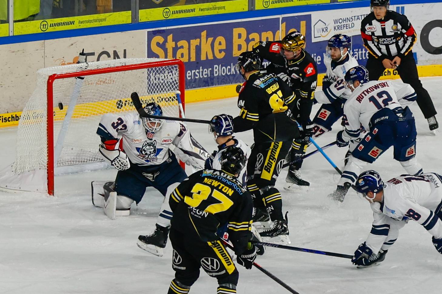 Pinguine erobern dank Santos -Doppelpack Tabellenführung zurück