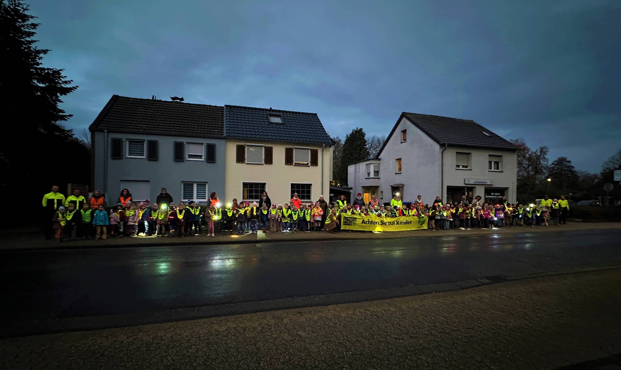 Mit der „Glühwürmchen“-Aktion setzt die Polizei im Kreis Viersen ein deutliches Zeichen für mehr Sicherheit im Straßenverkehr und möchte sowohl Kinder als auch Erwachsene für die Bedeutung von Sichtbarkeit sensibilisieren.