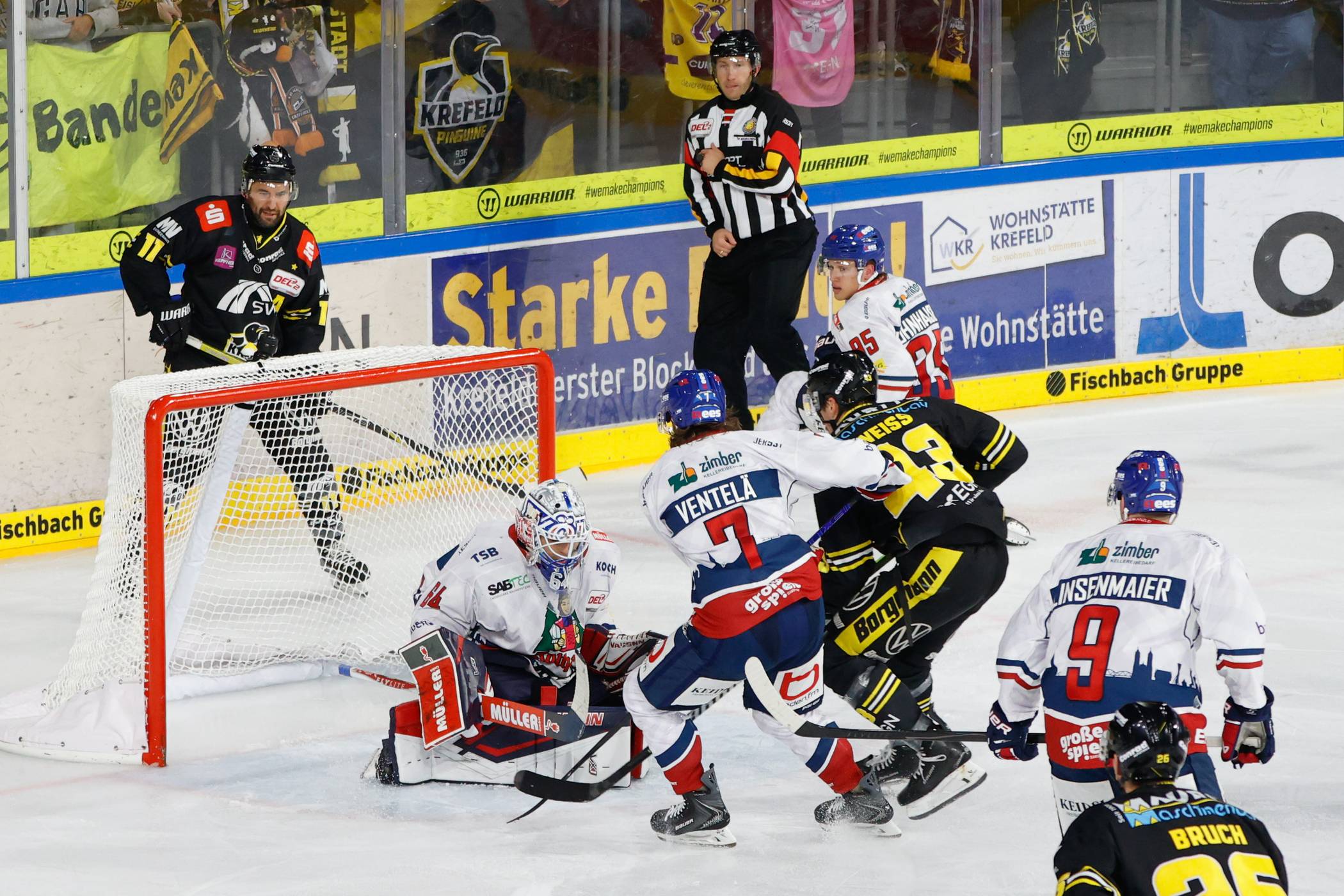  Unser Archivfoto zeigt eine Szene aus dem Spiel gegen den EHC vom 19.10.25. 